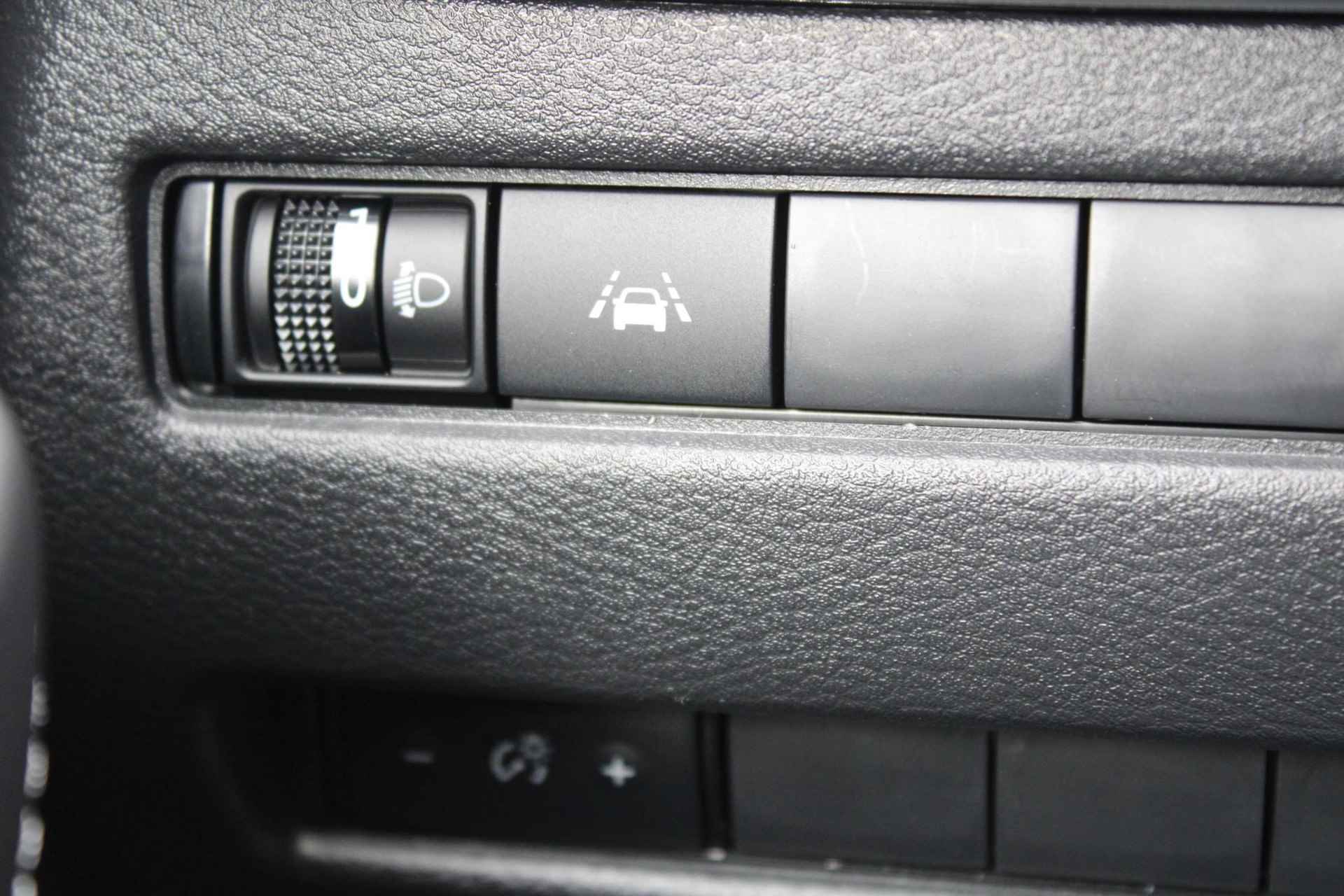 Nissan Qashqai 1.5 e-Power Black Edition 190PK AUTOMAAT | Panorama dak | 360-Camera | Parkeersensoren | Dodehoek detectie | Stoel/Stuur/Voorruit verwarming | Navigatie | Adaptive cruise control | Apple Carplay/Android auto | 18'' Lichtmetalen velgen | - 58/61