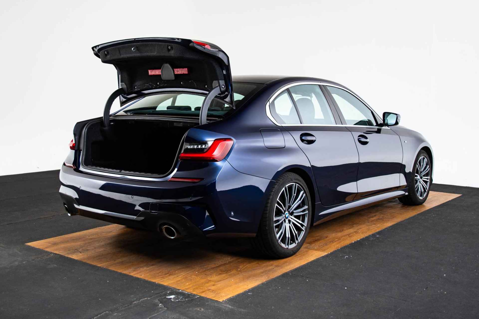 BMW 3-serie 320i High Executive M Sport - Leder - HiFi System - Stoelverwarming - LED - DAB - Live Cockpit Professional - 13/50