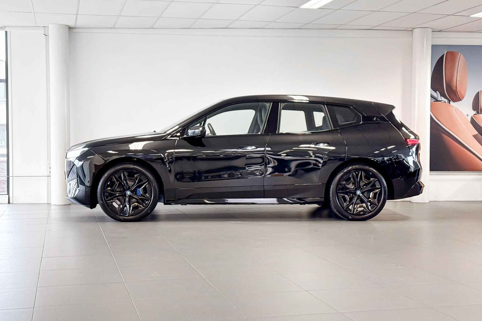 BMW iX xDrive40 Business Edition Plus 77 kWh | Driving Assistant Pro | Harman Kardon | Glazen Panoramadak | Trekhaak | - 2/29