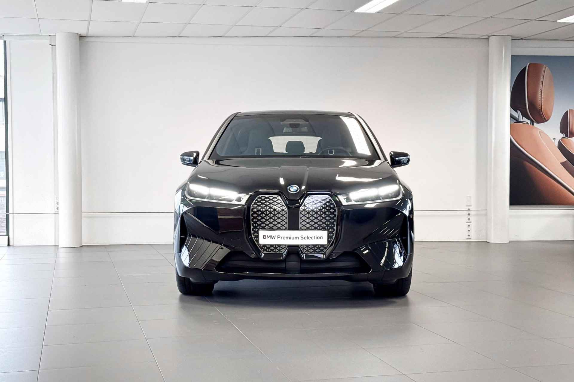 BMW iX xDrive40 Business Edition Plus 77 kWh | Driving Assistant Pro | Harman Kardon | Glazen Panoramadak | Trekhaak | - 4/29