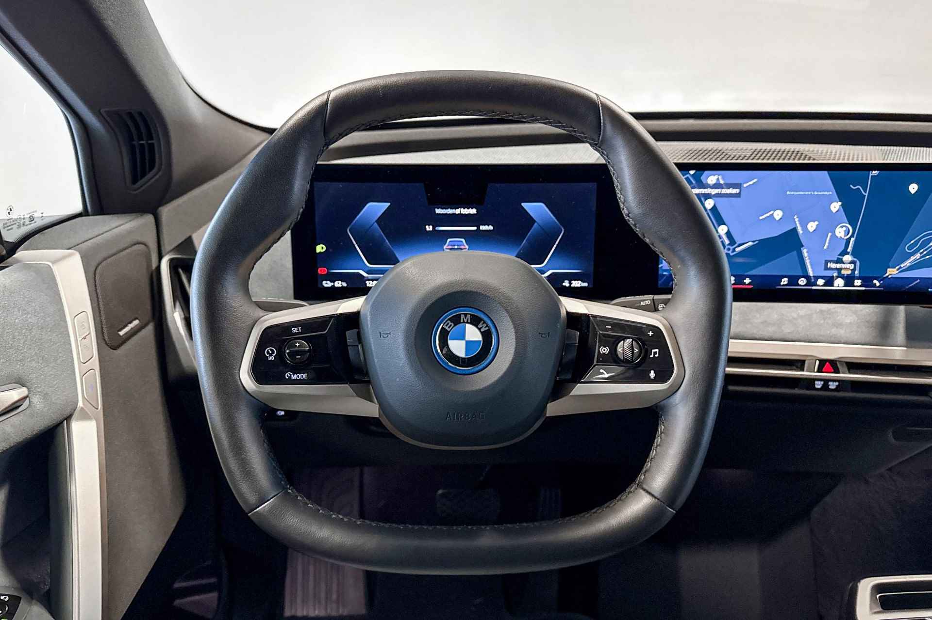 BMW iX xDrive40 Business Edition Plus 77 kWh | Driving Assistant Pro | Harman Kardon | Glazen Panoramadak | Trekhaak | - 12/29