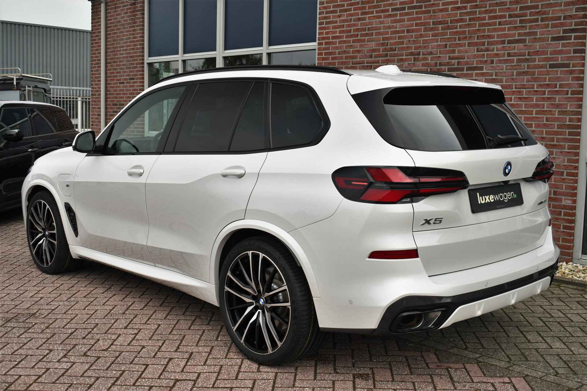 BMW X5 xDrive50e M-Sport Pro incl 5jr-Service Pano Massage 22" H/K 360 SoftCl Alc-hemel Zetelventilatie - 64/105