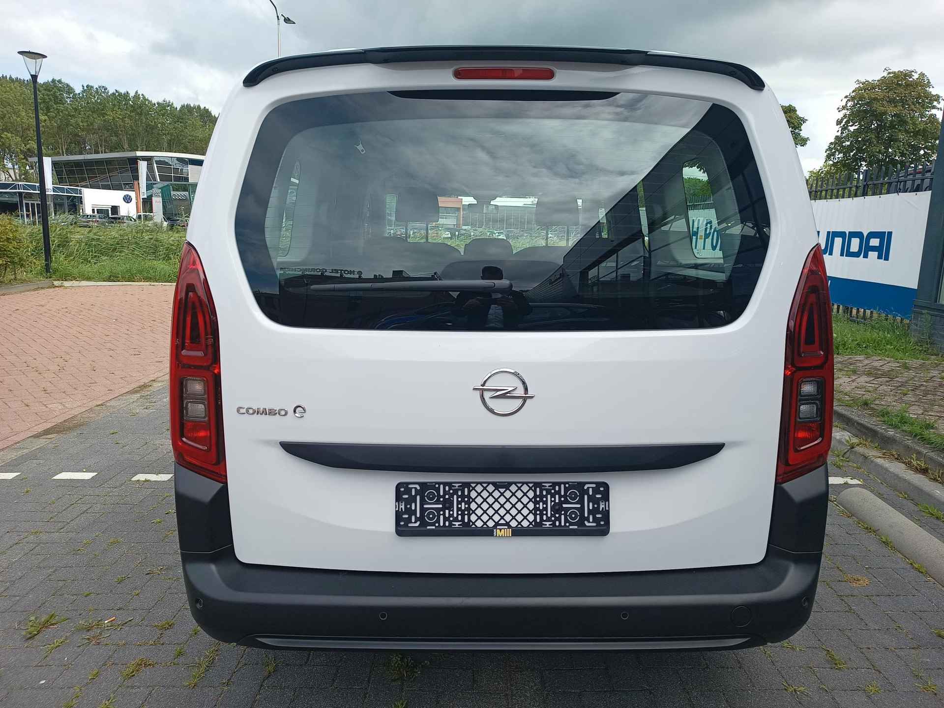 Opel Combo Electric ''LIFE'' L2 Edition 50 kWh | NAVI | Parkeersensoren achter | Comfortstoel | Neerklapbare passagiersstoel | Licht- en regensensor | Mistlampen | van €37.543 ex. BTW voor €35.750 ex. BTW | N30816 - 12/48