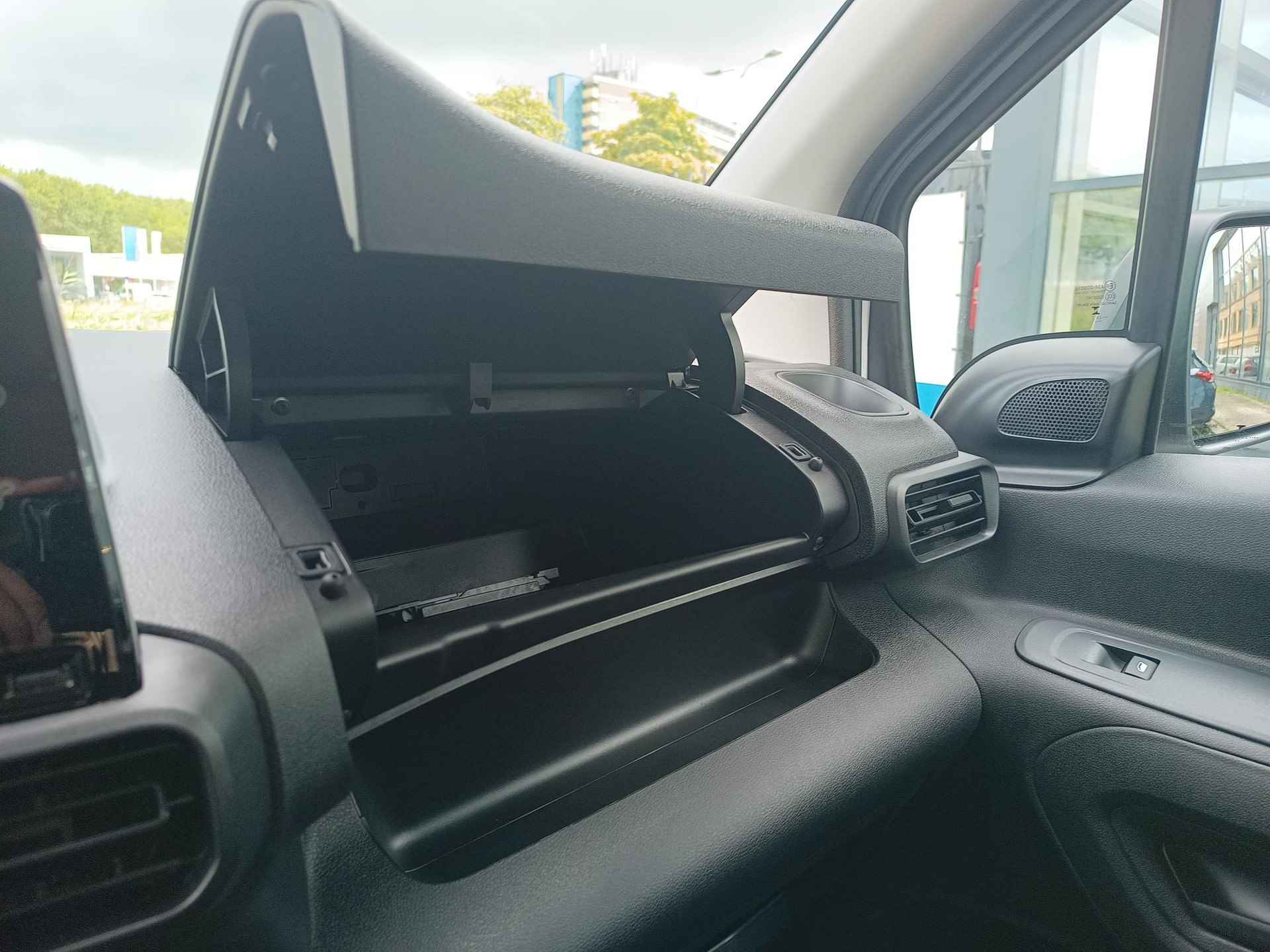 Opel Combo Electric ''LIFE'' L2 Edition 50 kWh | NAVI | Parkeersensoren achter | Comfortstoel | Neerklapbare passagiersstoel | Licht- en regensensor | Mistlampen | van €37.543 ex. BTW voor €35.750 ex. BTW | N30816 - 40/48
