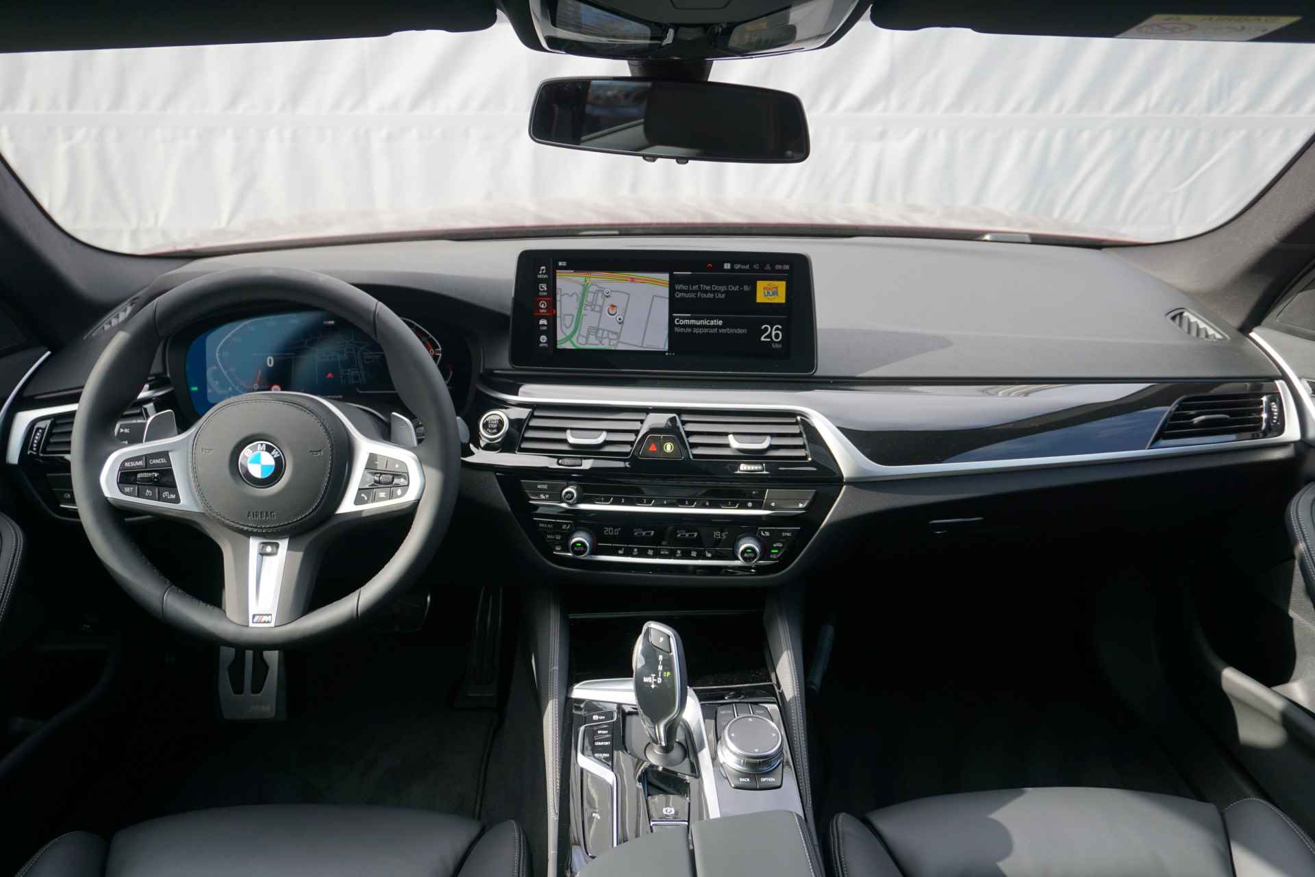BMW 5 Serie Touring 520i High Executive M Sport Panorama Dak / Hifi / Laserlight / Trekhaak / Comfortstoelen - 8/23