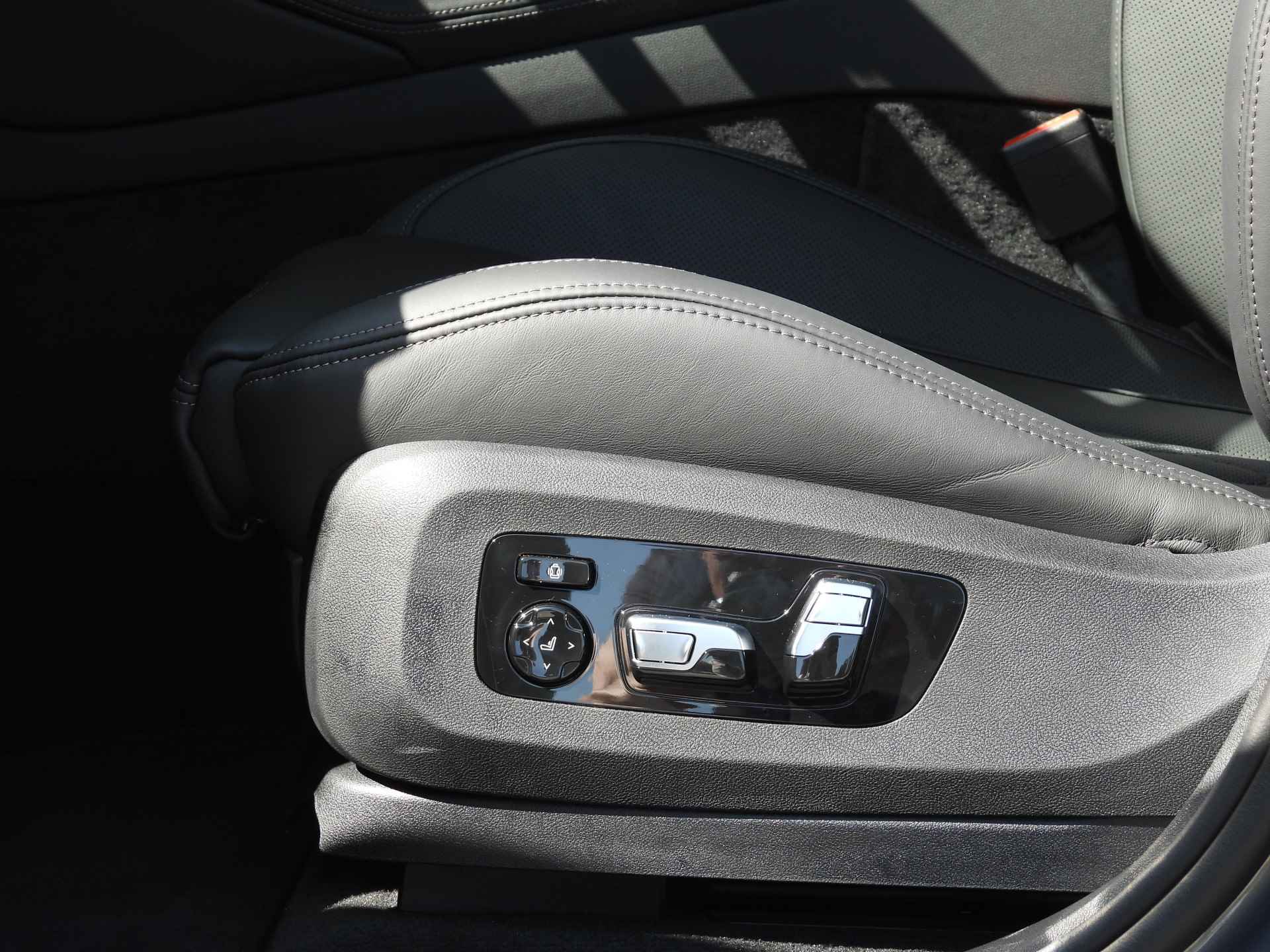 BMW X6 xDrive40i High Executive M Sport Automaat / Panoramadak / Trekhaak / Massagefunctie / Parking Assistant Professional  Stoelventilatie / Adaptieve LED / Soft-Close - 25/57