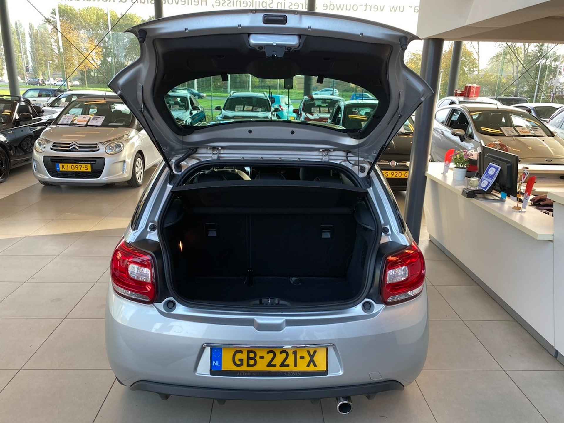 Citroën DS3 1.2 VTi So Chic,5 Zits,Navigatie,Climate&Cruisecontrol,Bleutooth met Spraakbediening,Elektrischpakket,Two-Tone Lak,16 Inch Lmv - 10/25