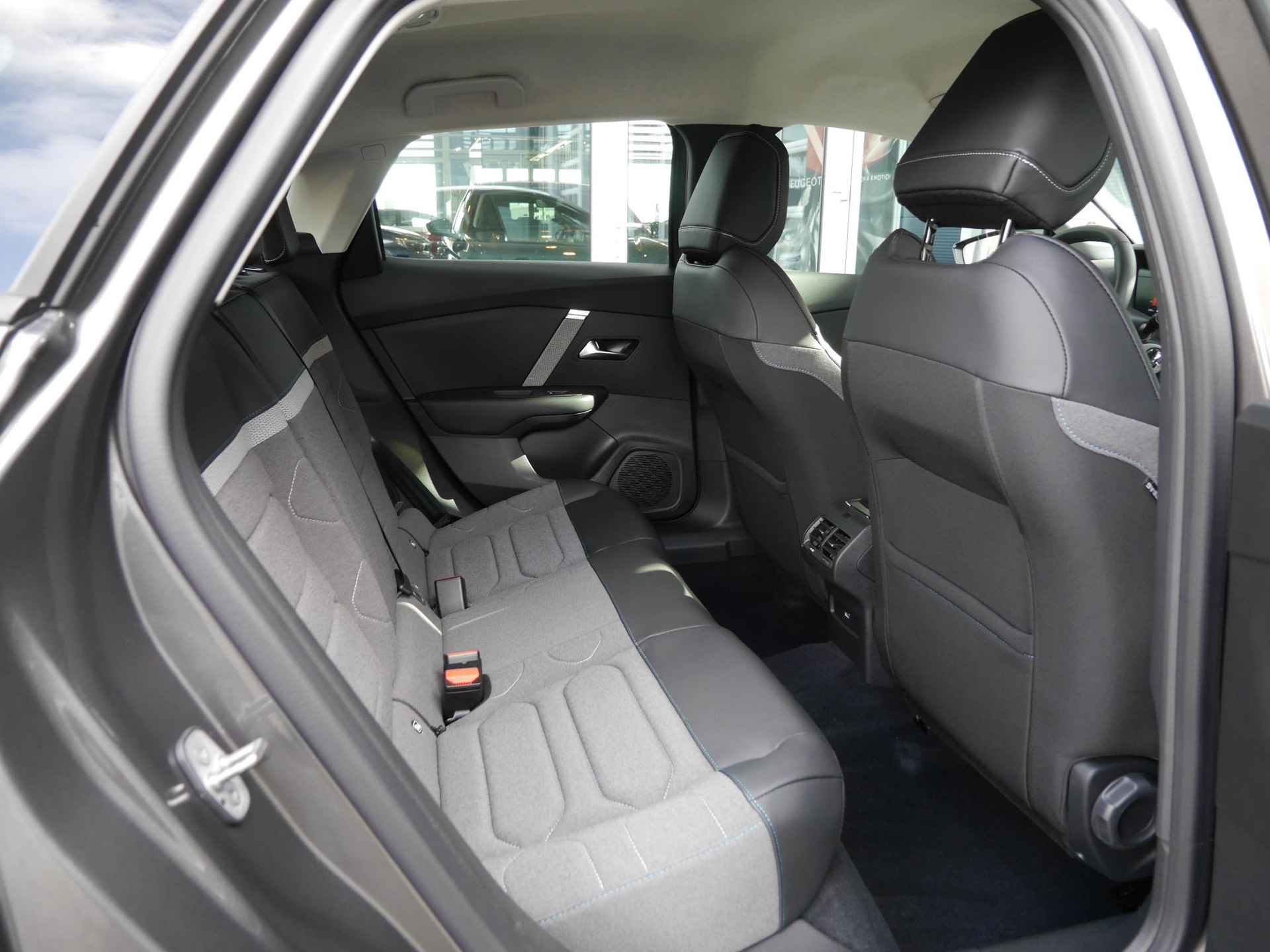 Citroen C4 1.2 Puretech Feel | Nieuwe auto | Achteruitrijcamera | Climate control | Comfort stoelen | Parkeersensoren achter | Cruise control | Android auto en Apple carplay - 12/40