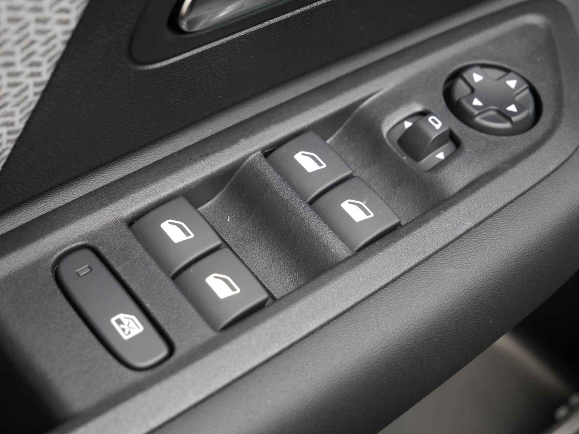 Citroen C4 1.2 Puretech Feel | Nieuwe auto | Achteruitrijcamera | Climate control | Comfort stoelen | Parkeersensoren achter | Cruise control | Android auto en Apple carplay - 14/40