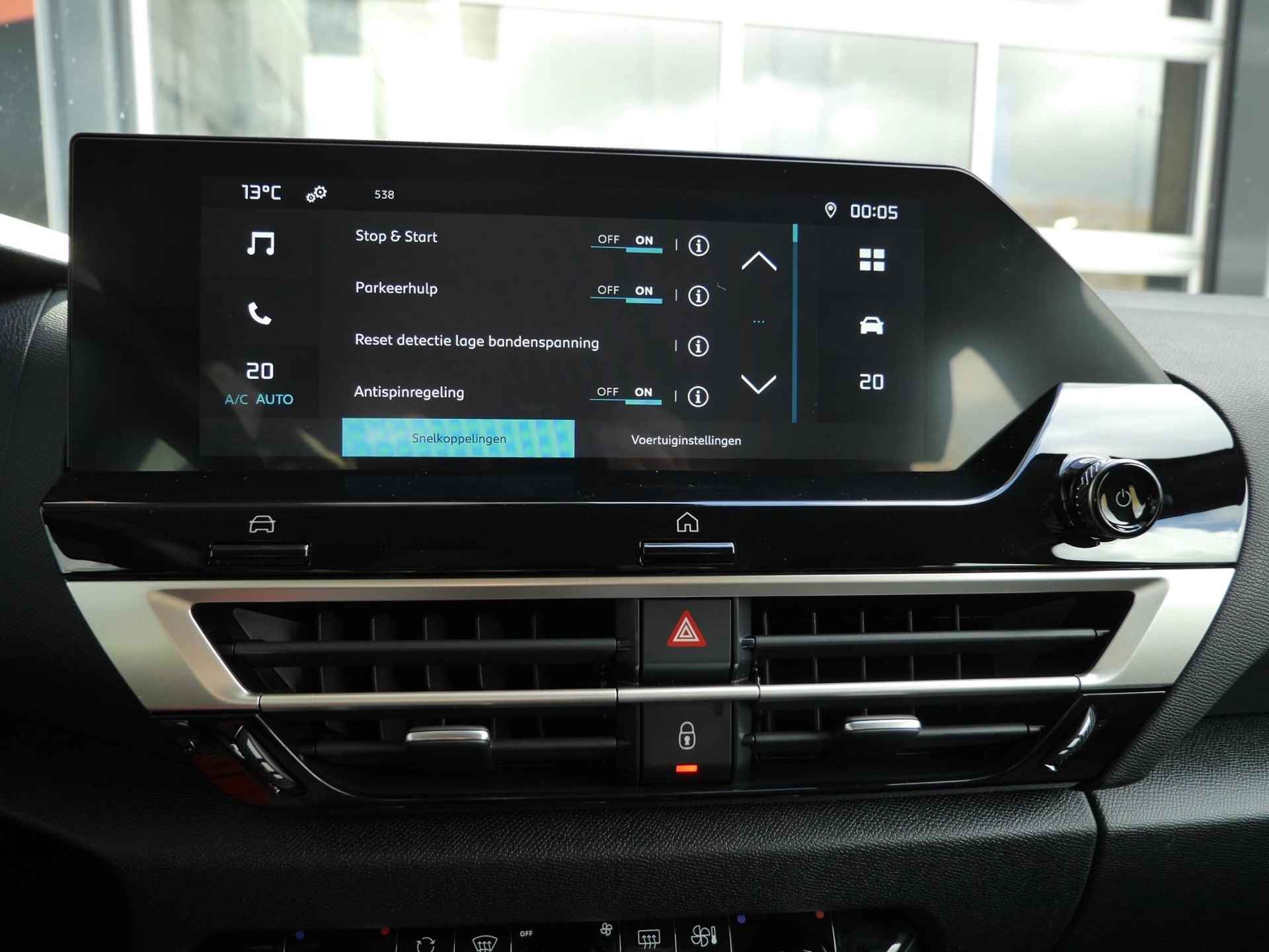 Citroen C4 1.2 Puretech Feel | Nieuwe auto | Achteruitrijcamera | Climate control | Comfort stoelen | Parkeersensoren achter | Cruise control | Android auto en Apple carplay - 25/40