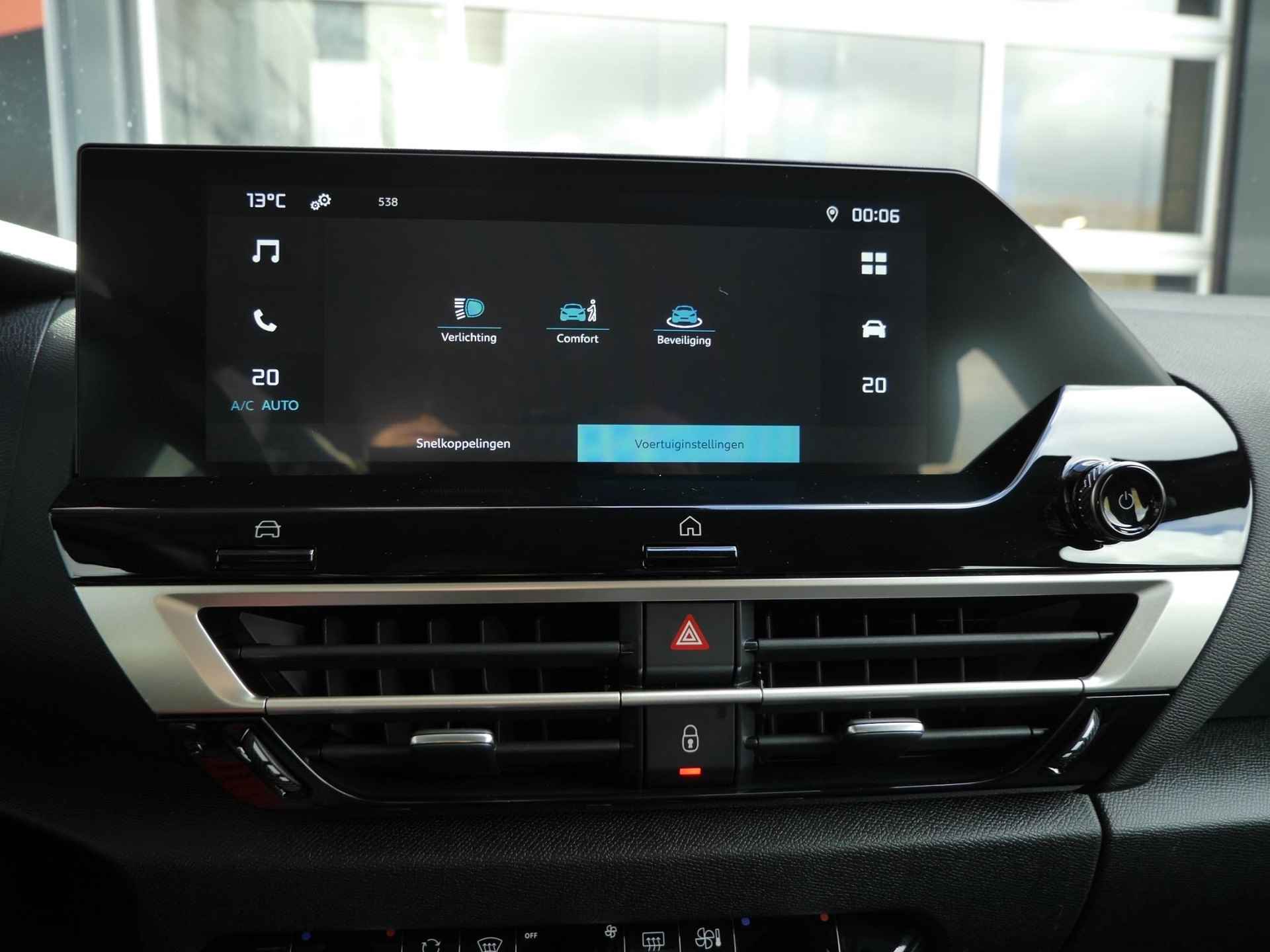 Citroen C4 1.2 Puretech Feel | Nieuwe auto | Achteruitrijcamera | Climate control | Comfort stoelen | Parkeersensoren achter | Cruise control | Android auto en Apple carplay - 26/40