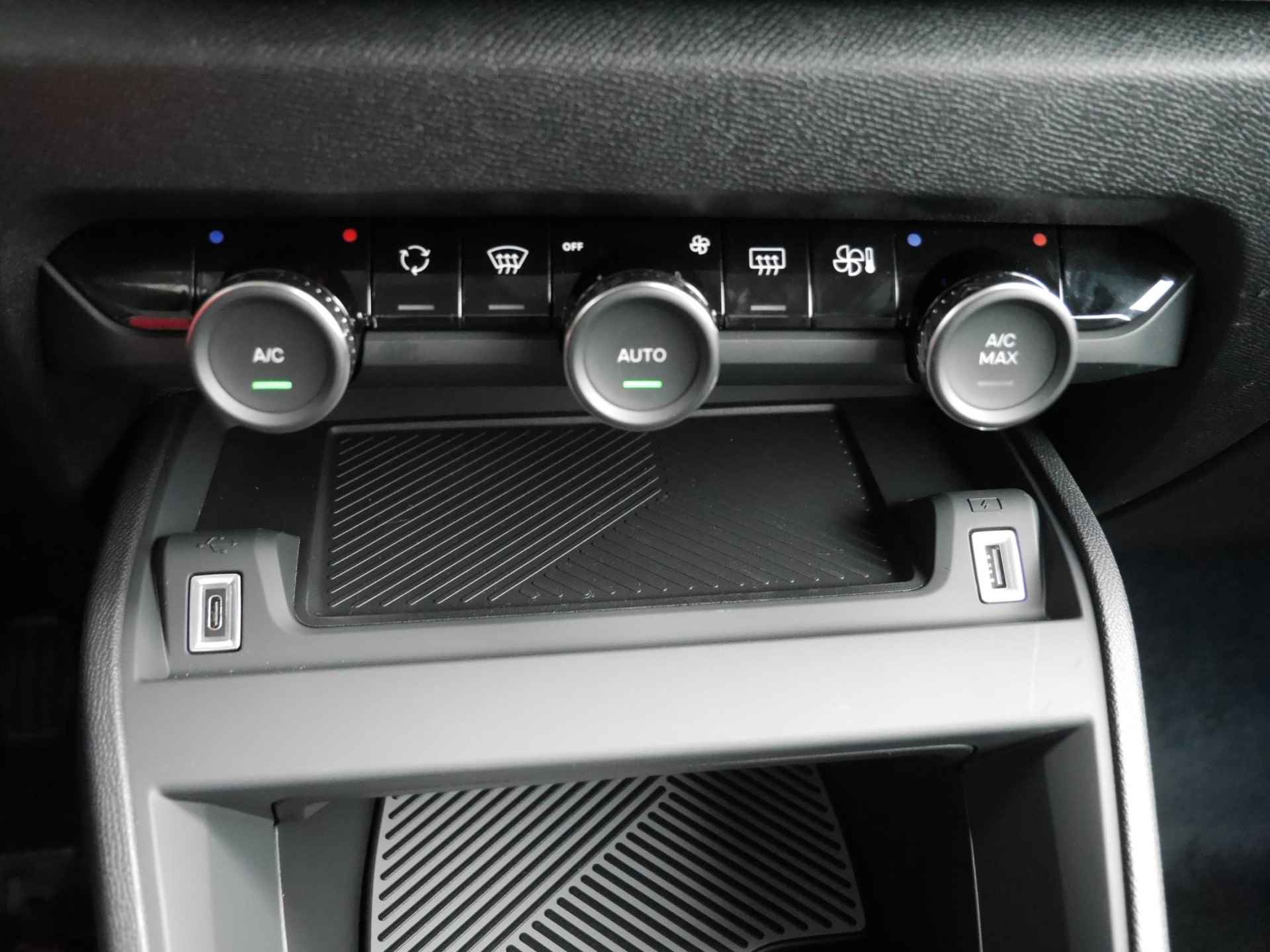 Citroen C4 1.2 Puretech Feel | Nieuwe auto | Achteruitrijcamera | Climate control | Comfort stoelen | Parkeersensoren achter | Cruise control | Android auto en Apple carplay - 29/40
