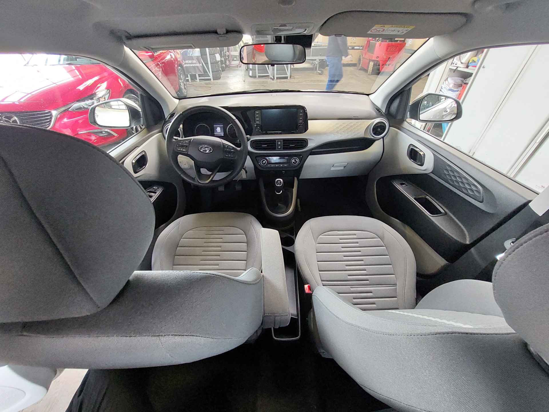 Hyundai i10 1.0 Premium |Direct uit voorraad leverbaar ! Van € 21.230,- voor € 20.130,- | UIT VOORRAAD LEVERBAAR - 4/18