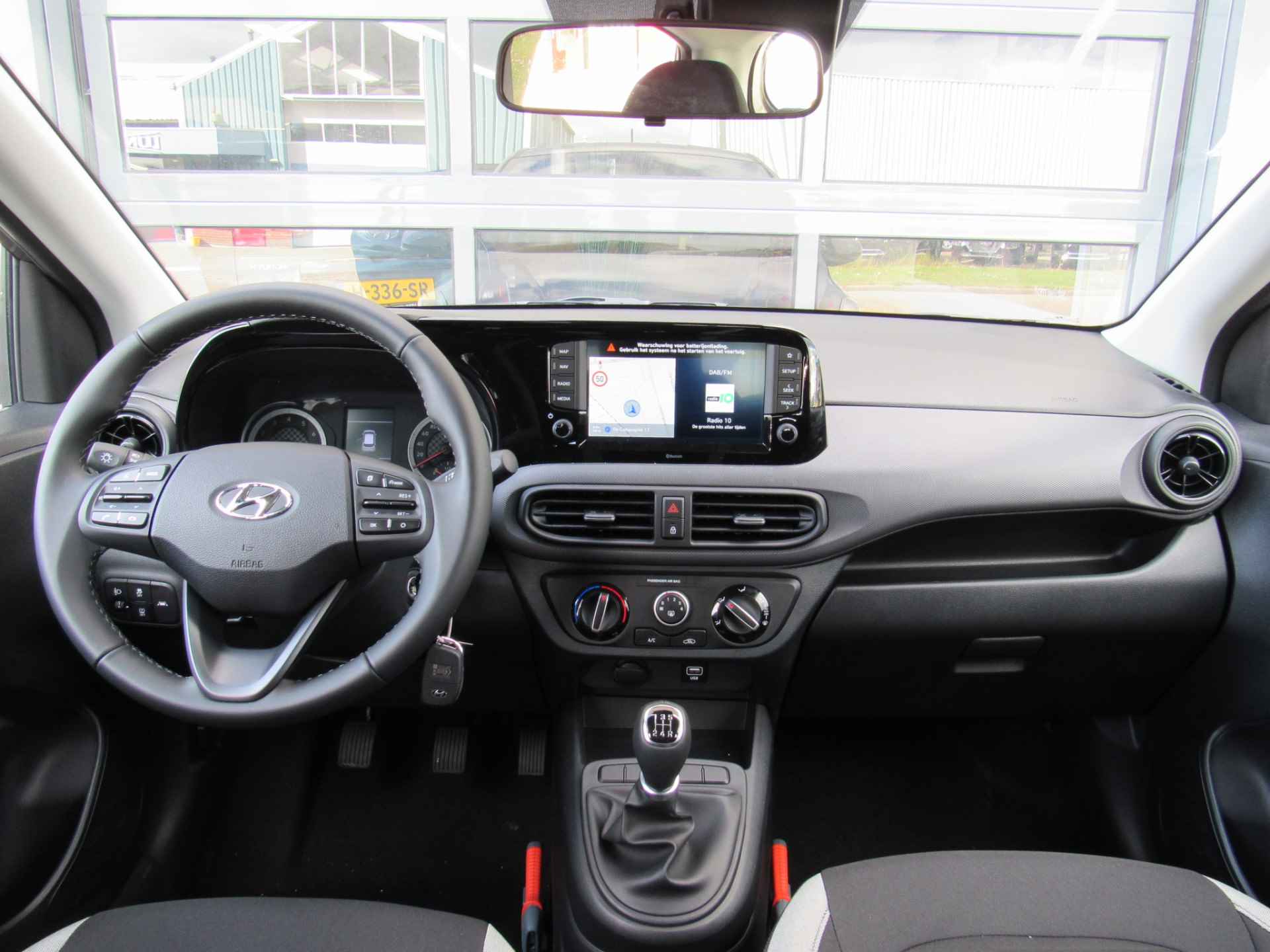 Hyundai i10 1.0 Premium |Direct uit voorraad leverbaar ! Van € 21.230,- voor € 20.130,- | UIT VOORRAAD LEVERBAAR - 12/18