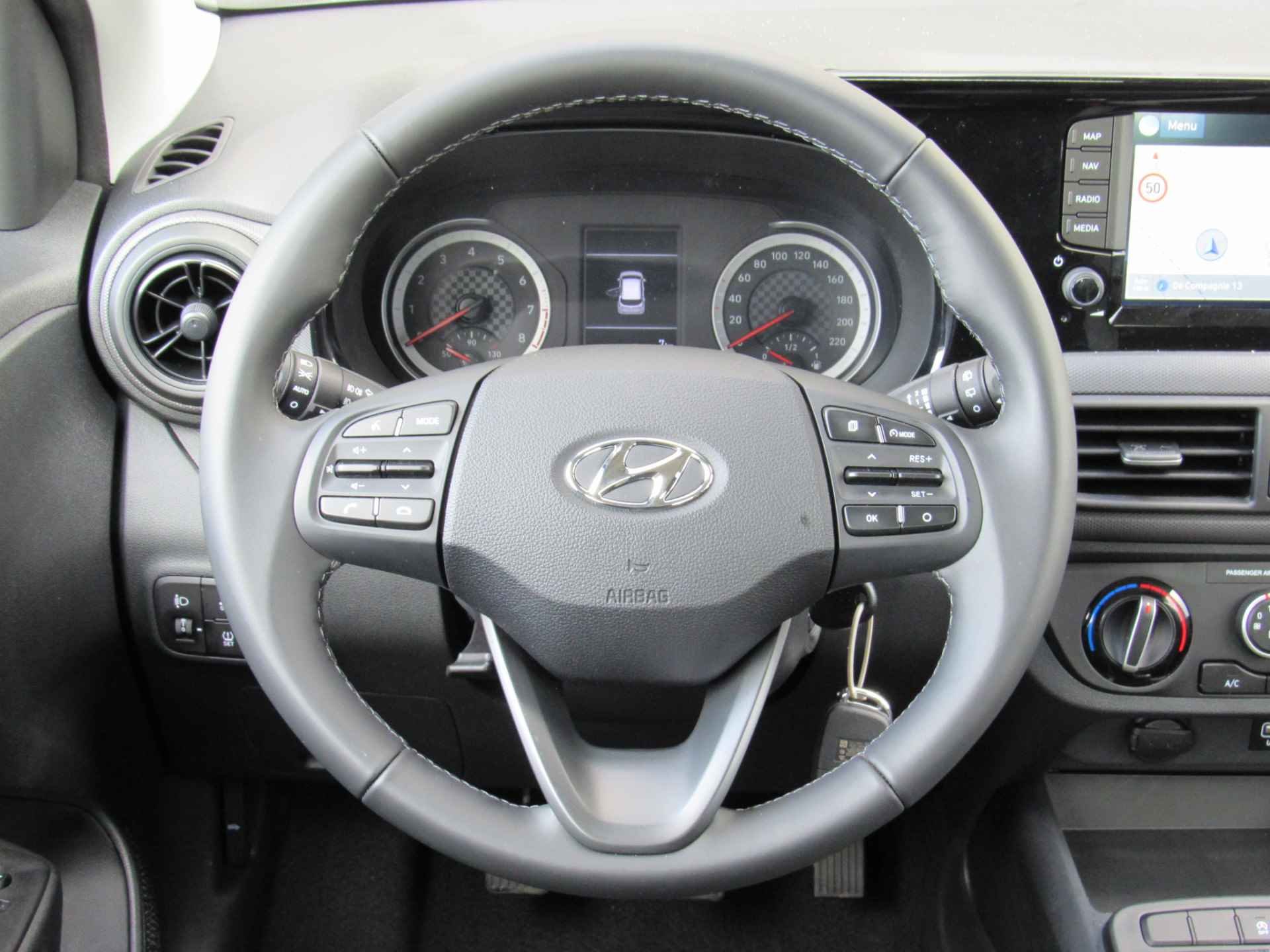 Hyundai i10 1.0 Premium |Direct uit voorraad leverbaar ! Van € 21.230,- voor € 20.130,- | UIT VOORRAAD LEVERBAAR - 14/18