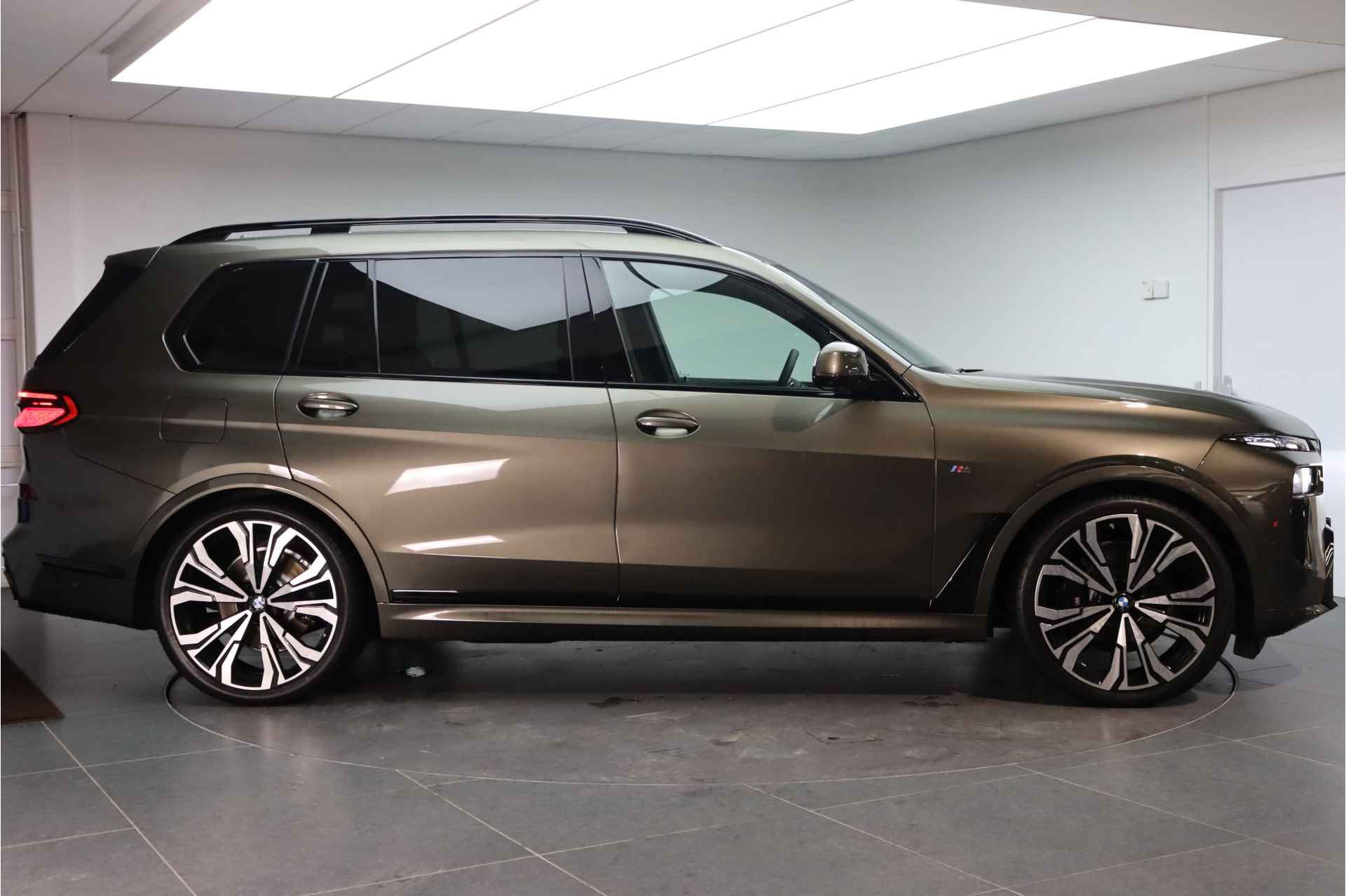 BMW X7 xDrive40i High Executive M Sport Automaat / Panoramadak Sky Lounge / Trekhaak / Integral Active Steering / Stoelventilatie / Massagefunctie / Bowers & Wilkins / Live Cockpit Professional - 5/37