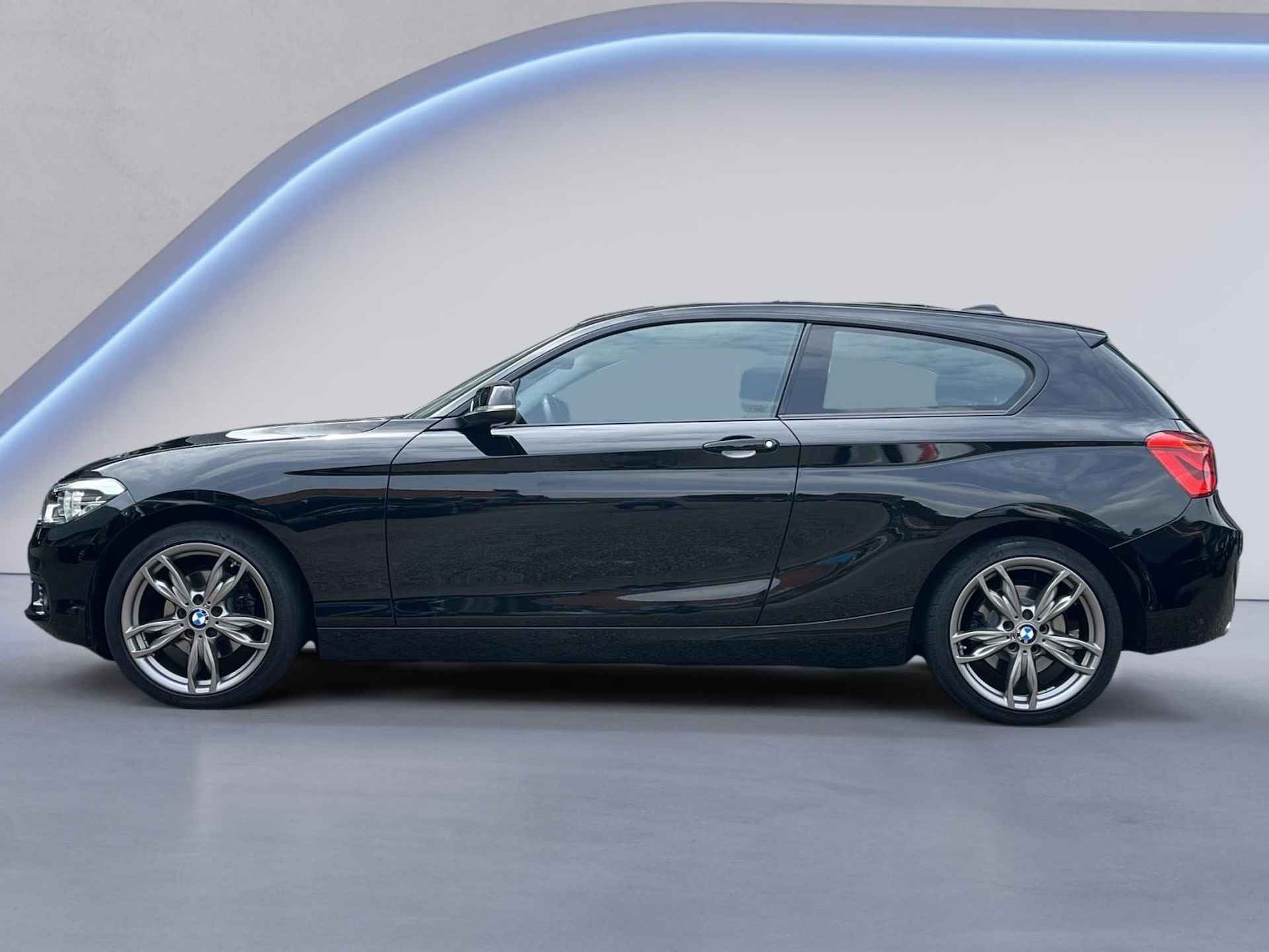 BMW 1-serie 120i 184PK Airconditioning, 18'' Lichtmetalen velgen, Stoelverwarming, Apple Carplay, Multifunctioneelstuurwiel, Cruise Control, Parkeersensoren V+A (MET GARANTIE*) - 2/33