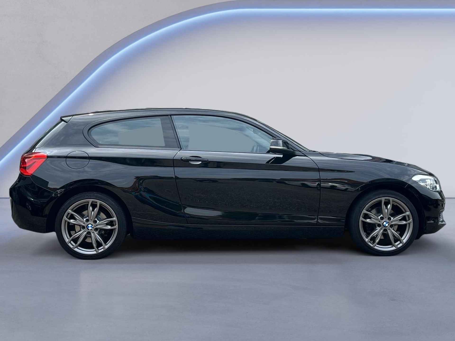 BMW 1-serie 120i 184PK Airconditioning, 18'' Lichtmetalen velgen, Stoelverwarming, Apple Carplay, Multifunctioneelstuurwiel, Cruise Control, Parkeersensoren V+A (MET GARANTIE*) - 4/33