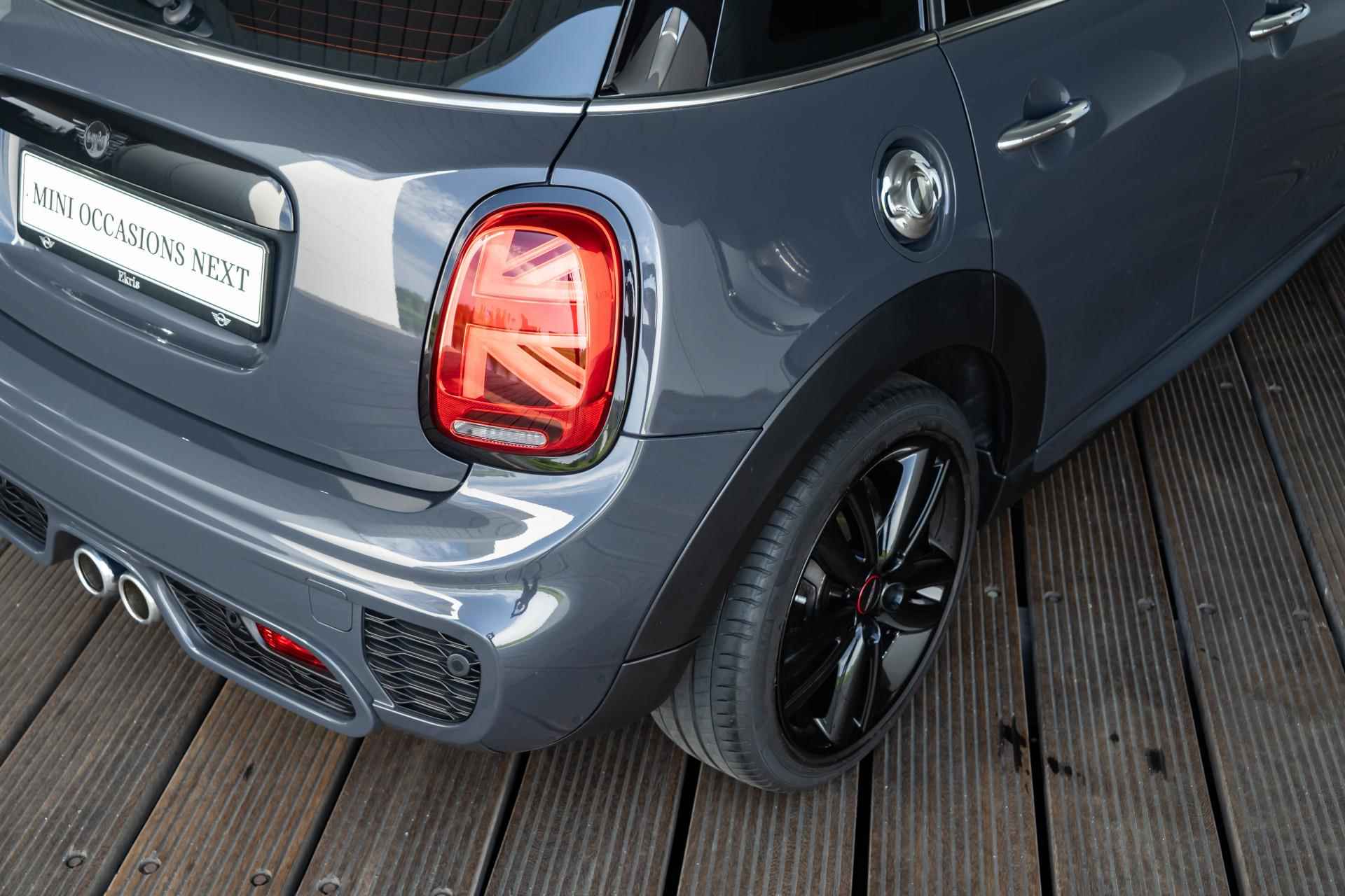 MINI 5-deurs Cooper S Aut. John Cooper Works pakket + Panoramadak - 34/36