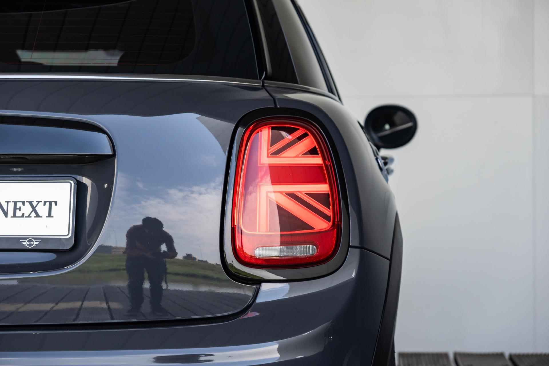 MINI 5-deurs Cooper S Aut. John Cooper Works pakket + Panoramadak - 35/36