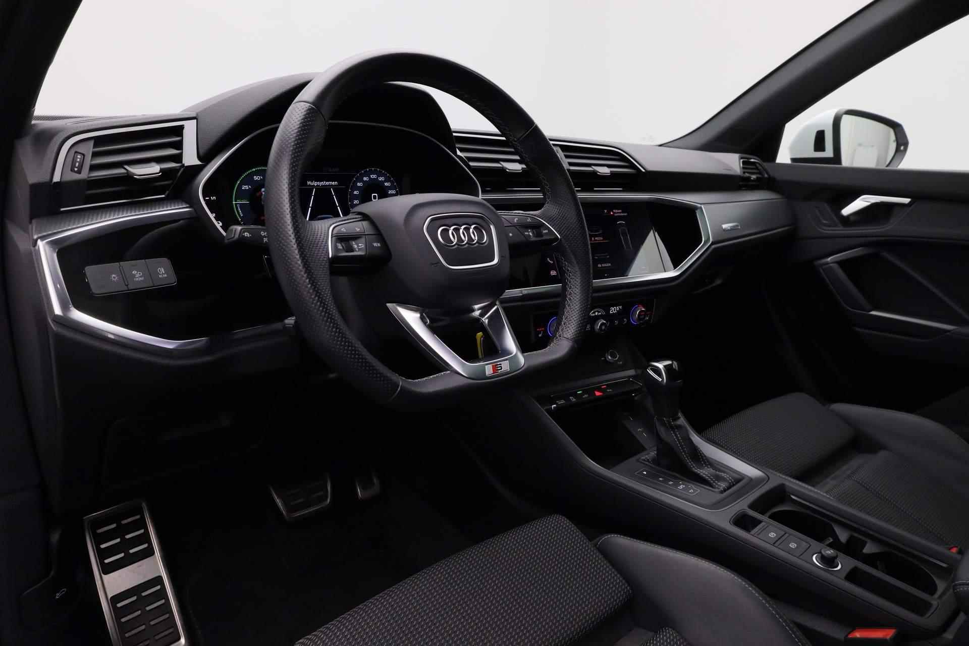 Audi Q3 45 TFSI e 245PK S-tronic S edition | Pano | 20 inch | Full LED | Zwart optiek | Parkeersensoren voor/achter | Apple Carplay / Android Auto - 2/43