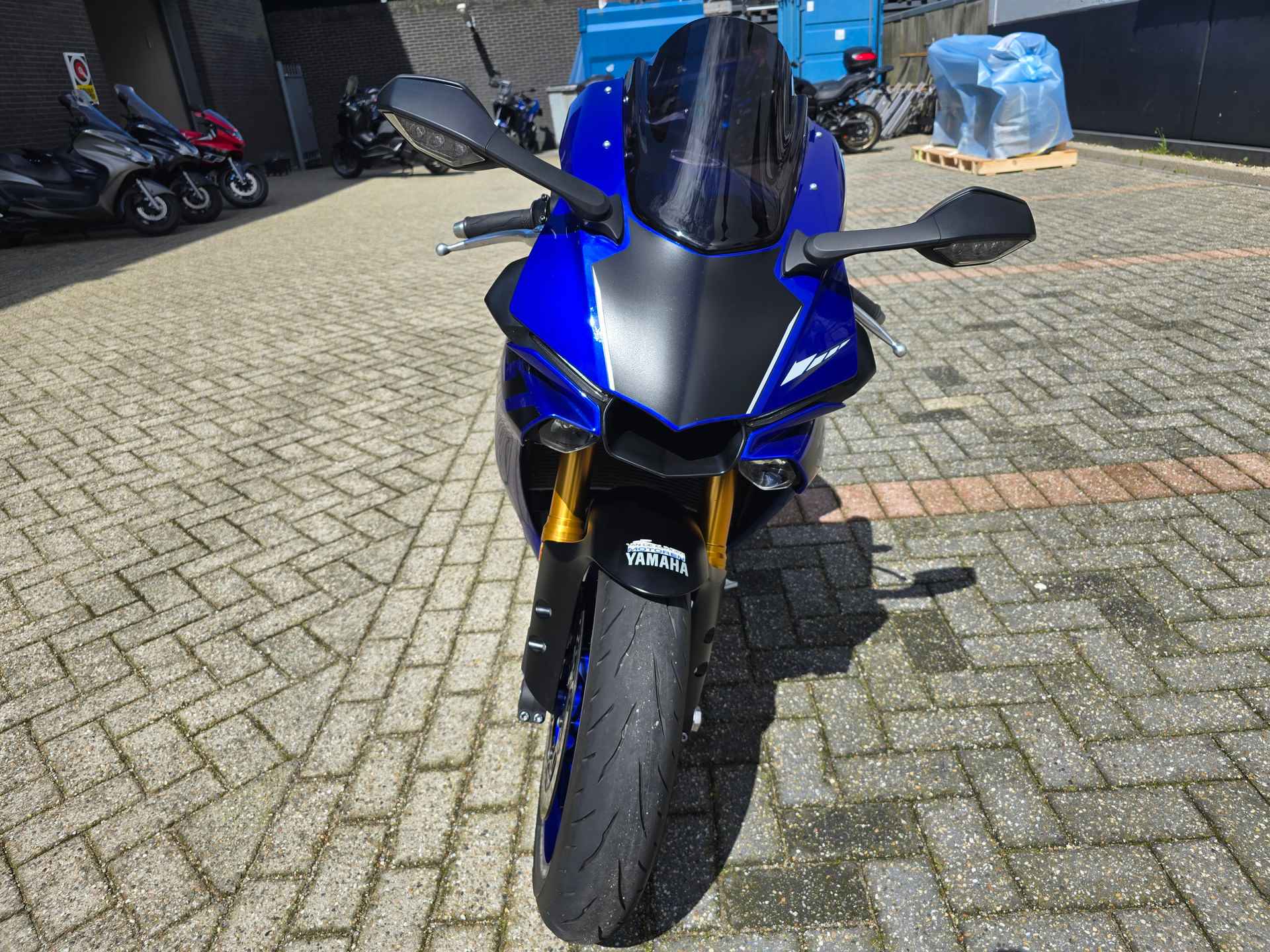 Yamaha YZF R1 - 8/27