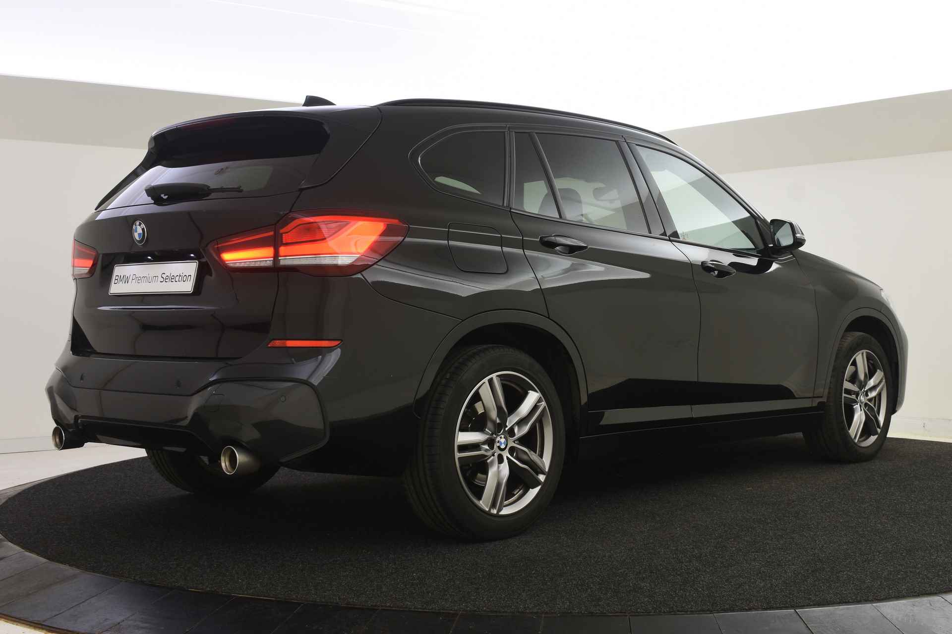 BMW X1 sDrive20i Executive M Sport Automaat / Sportstoelen / Adaptieve LED / Active Cruise Control / Achteruitrijcamera / Head-Up / Park Assistant / Driving Assistant Plus - 3/47