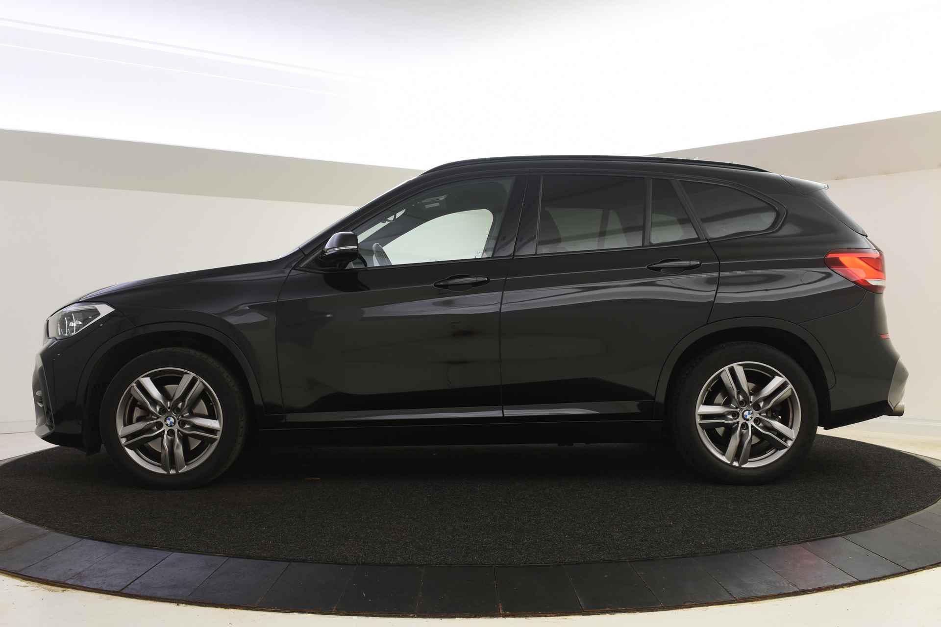 BMW X1 sDrive20i Executive M Sport Automaat / Sportstoelen / Adaptieve LED / Active Cruise Control / Achteruitrijcamera / Head-Up / Park Assistant / Driving Assistant Plus - 4/47
