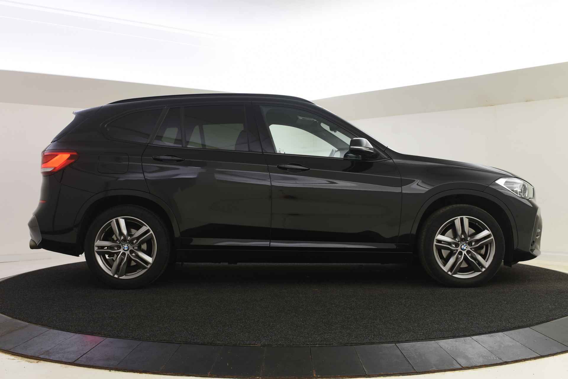 BMW X1 sDrive20i Executive M Sport Automaat / Sportstoelen / Adaptieve LED / Active Cruise Control / Achteruitrijcamera / Head-Up / Park Assistant / Driving Assistant Plus - 5/47
