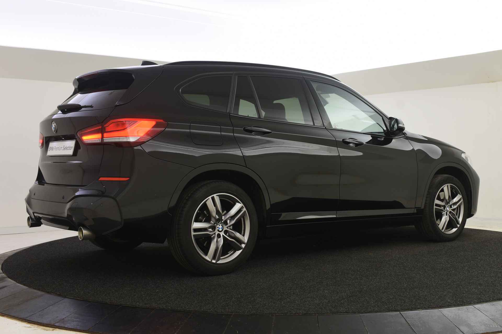 BMW X1 sDrive20i Executive M Sport Automaat / Sportstoelen / Adaptieve LED / Active Cruise Control / Achteruitrijcamera / Head-Up / Park Assistant / Driving Assistant Plus - 7/47