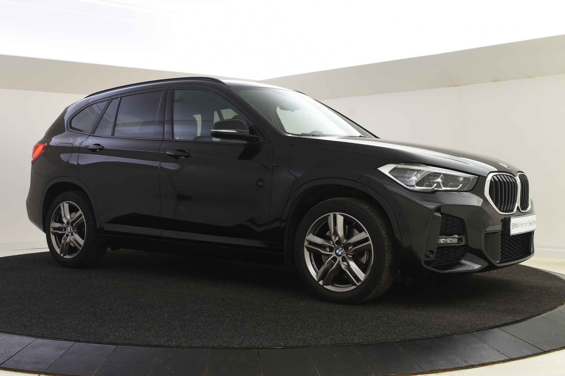 BMW X1 sDrive20i Executive M Sport Automaat / Sportstoelen / Adaptieve LED / Active Cruise Control / Achteruitrijcamera / Head-Up / Park Assistant / Driving Assistant Plus - 8/47
