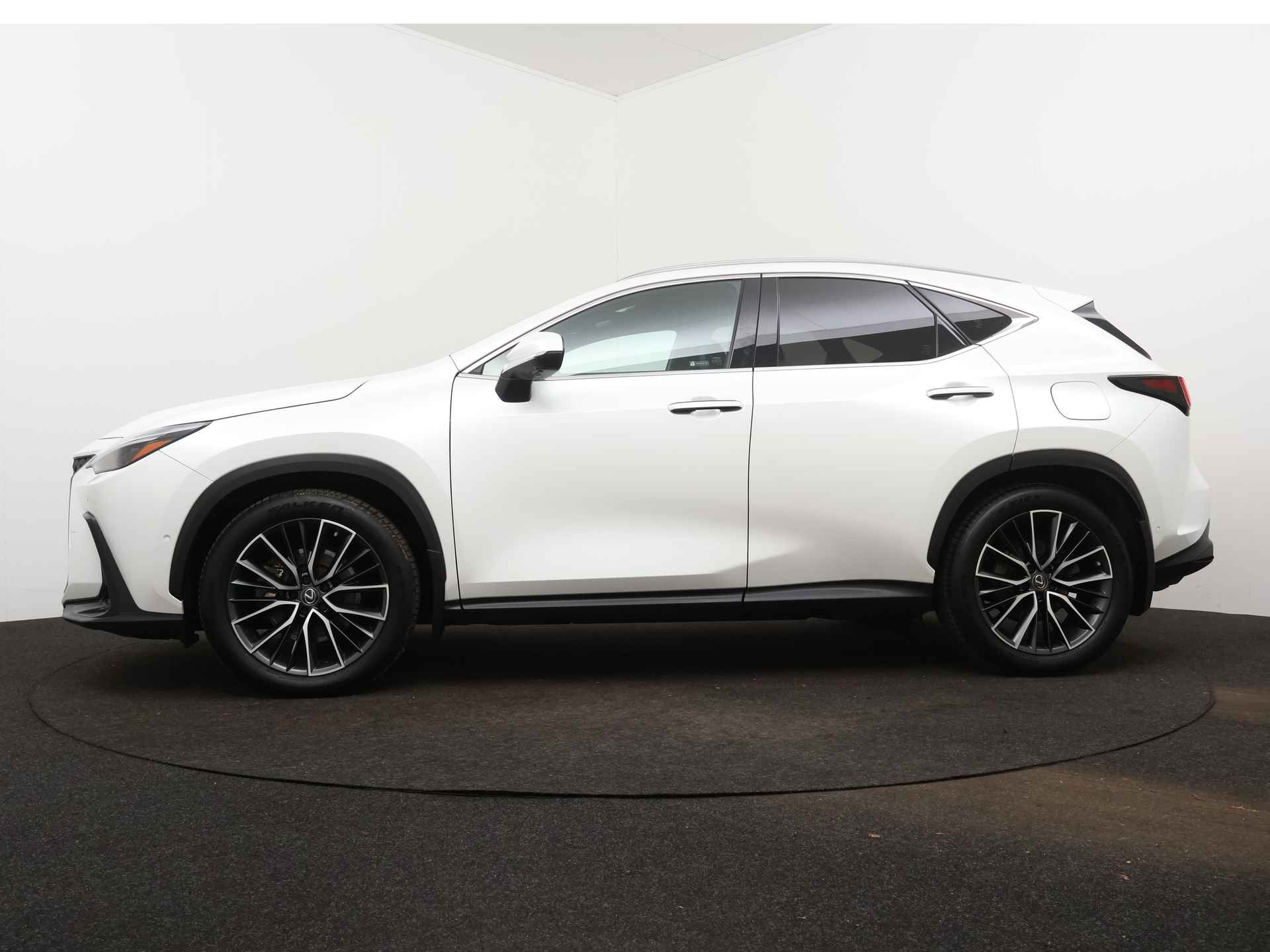 Lexus NX 450h+ Executive Limited | 20" LM Velgen | Head-up Display | Stoeverwarming/-Verkoeling | Stuurverwarming | Trekhaak | 360 Camera | Stoelgeheugen | - 4/56