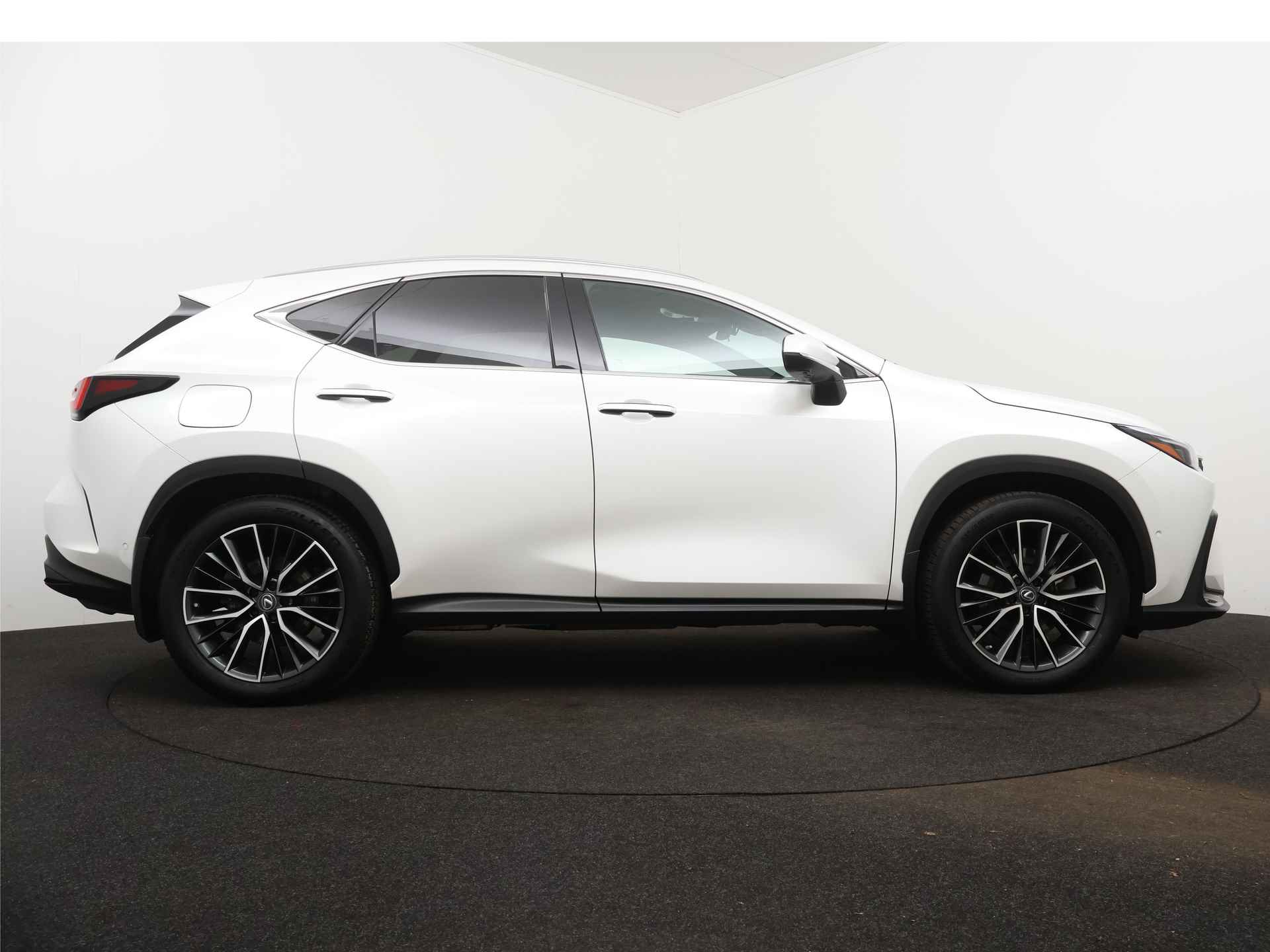 Lexus NX 450h+ Executive Limited | 20" LM Velgen | Head-up Display | Stoeverwarming/-Verkoeling | Stuurverwarming | Trekhaak | 360 Camera | Stoelgeheugen | - 17/56