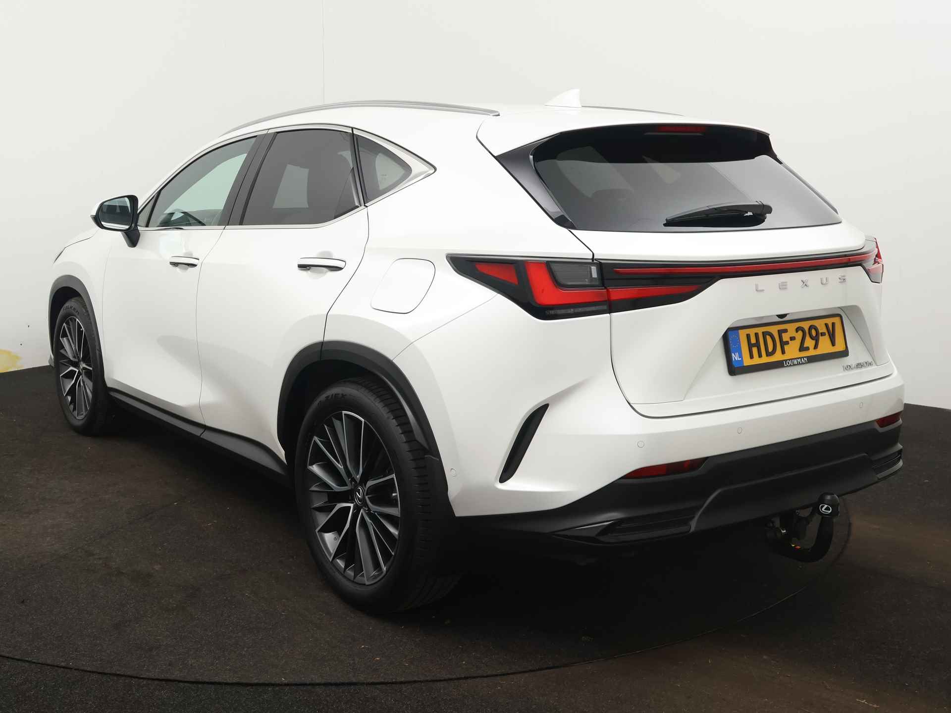 Lexus NX 450h+ Executive Limited | 20" LM Velgen | Head-up Display | Stoeverwarming/-Verkoeling | Stuurverwarming | Trekhaak | 360 Camera | Stoelgeheugen | - 18/56