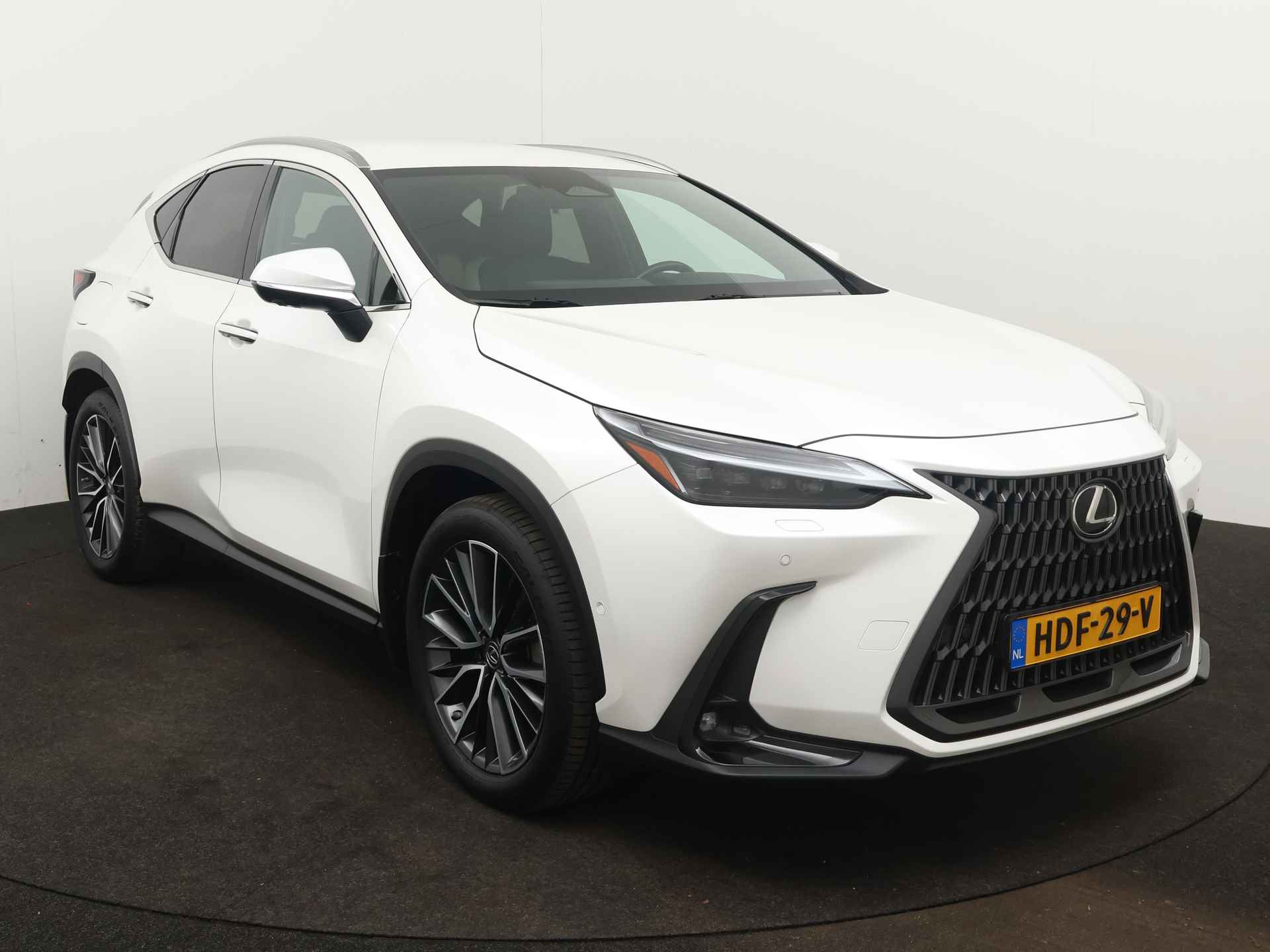 Lexus NX 450h+ Executive Limited | 20" LM Velgen | Head-up Display | Stoeverwarming/-Verkoeling | Stuurverwarming | Trekhaak | 360 Camera | Stoelgeheugen | - 30/56