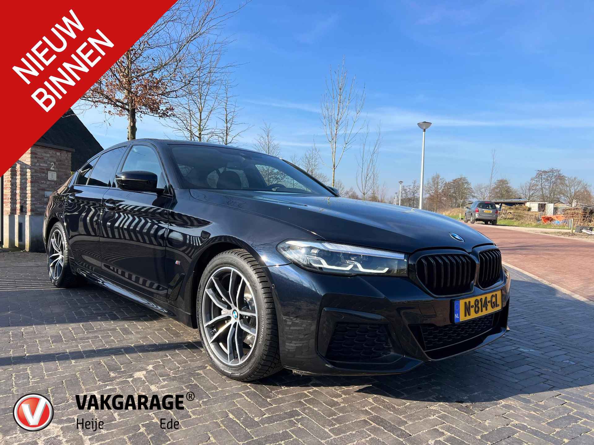 BMW 5-serie 520i High Executive | M-Pakket | Facelift | Camera | Sfeerverlichting | Carbonschwarz |