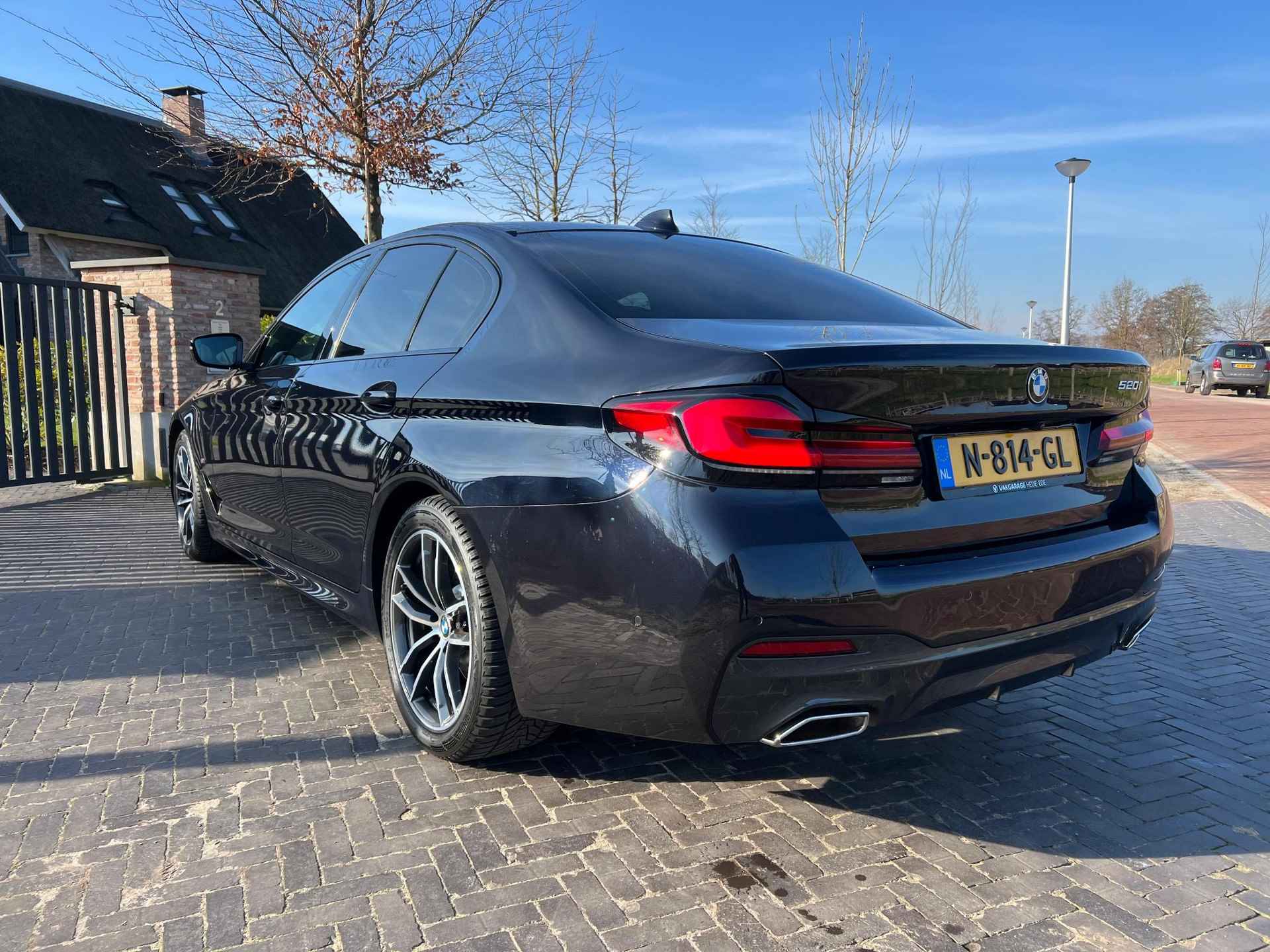 BMW 5-serie 520i High Executive | M-Pakket | Facelift | Camera | Sfeerverlichting | Carbonschwarz | - 14/45