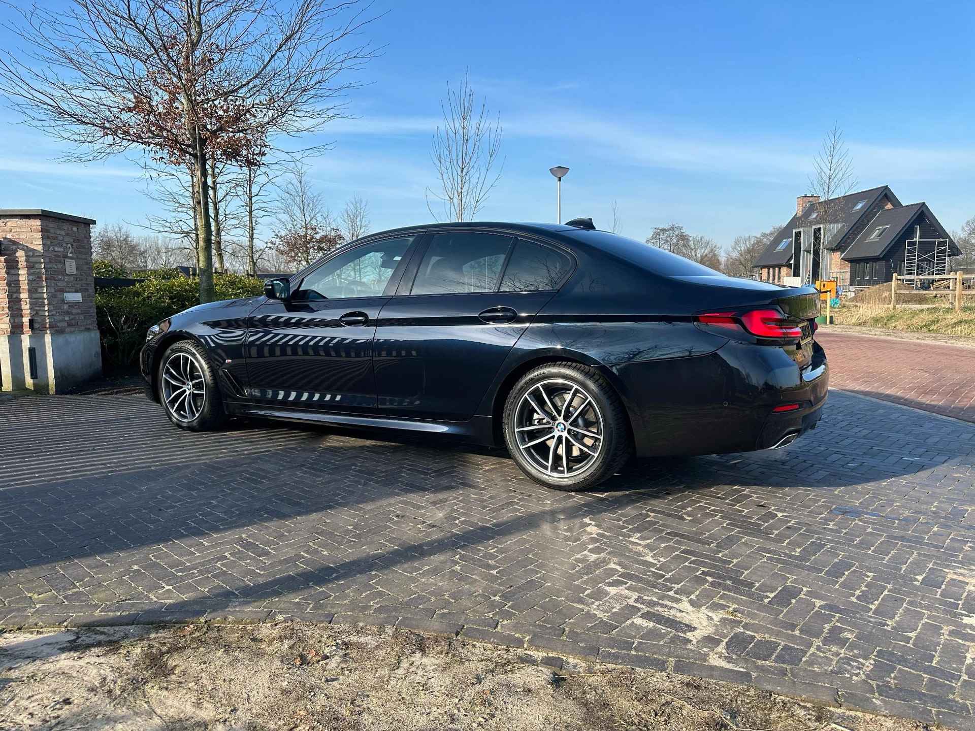 BMW 5-serie 520i High Executive | M-Pakket | Facelift | Camera | Sfeerverlichting | Carbonschwarz | - 20/45