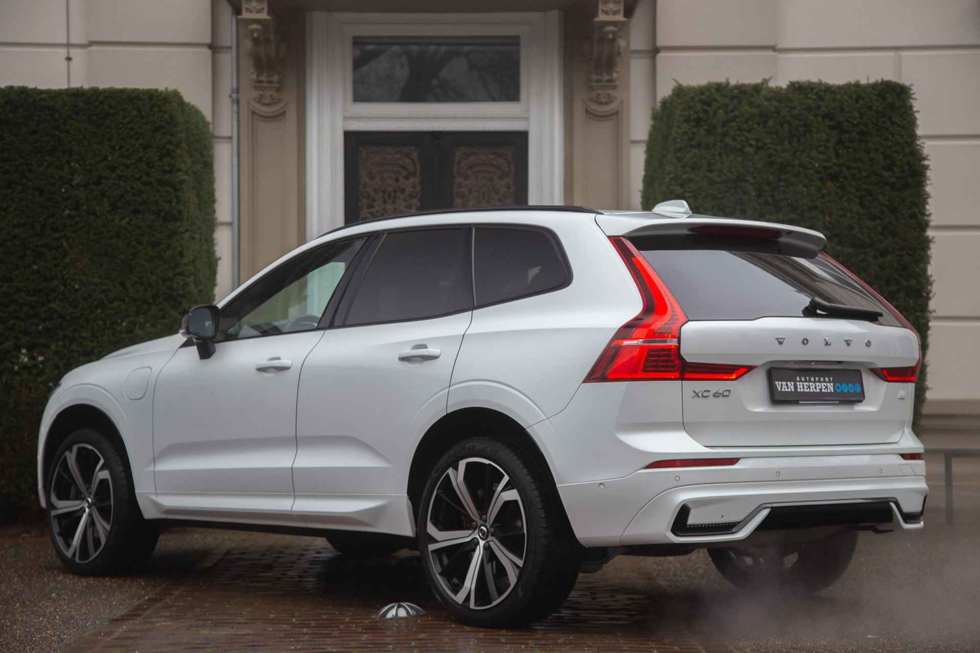 Volvo XC60 2.0 T8 Plug-in hybrid AWD R-Design Trekhaak | Pano | Luchtvering | Bowers & Wilkins - 2/63