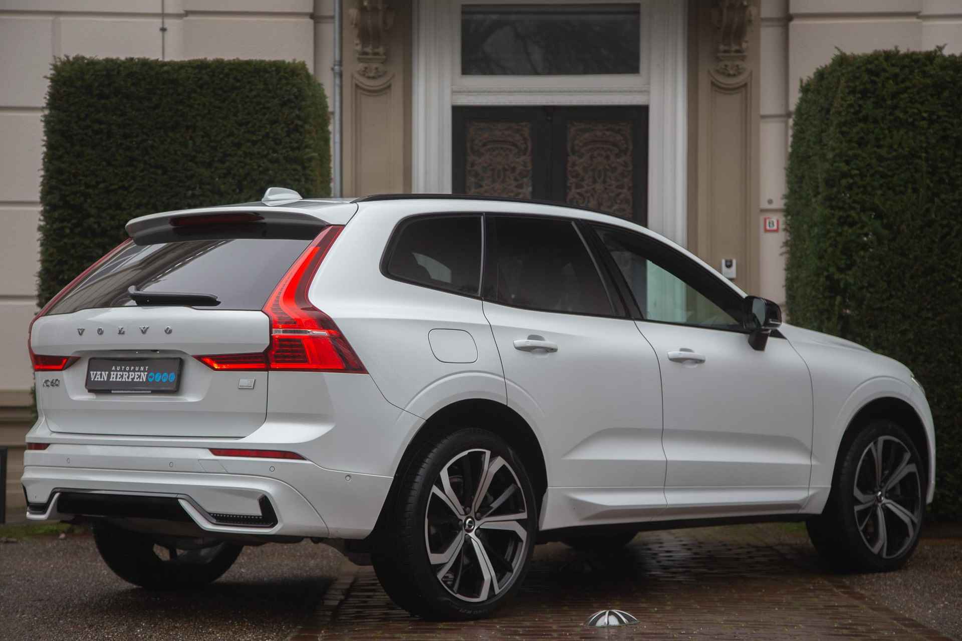 Volvo XC60 2.0 T8 Plug-in hybrid AWD R-Design Trekhaak | Pano | Luchtvering | Bowers & Wilkins - 5/63