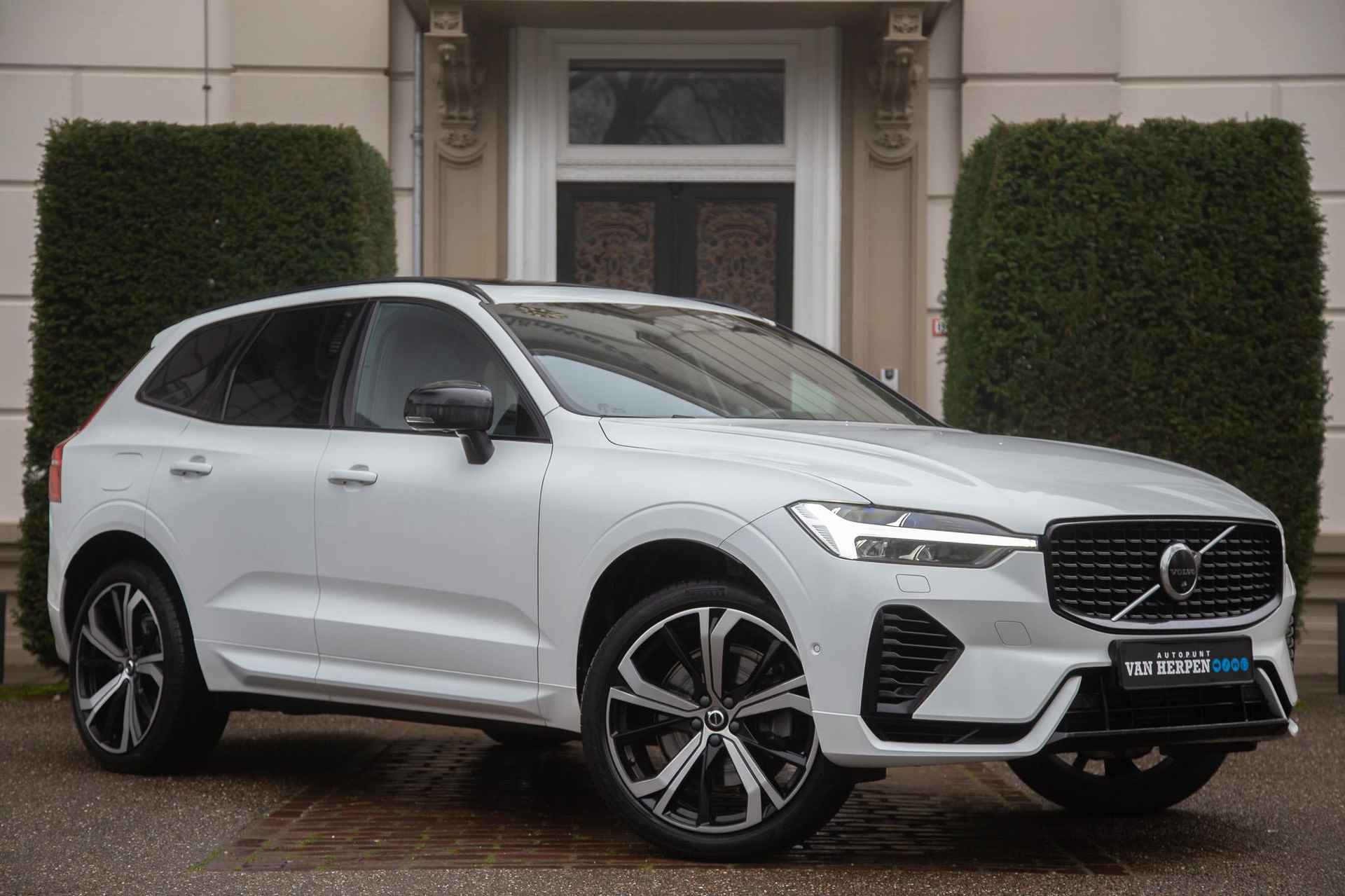 Volvo XC60 2.0 T8 Plug-in hybrid AWD R-Design Trekhaak | Pano | Luchtvering | Bowers & Wilkins - 6/63