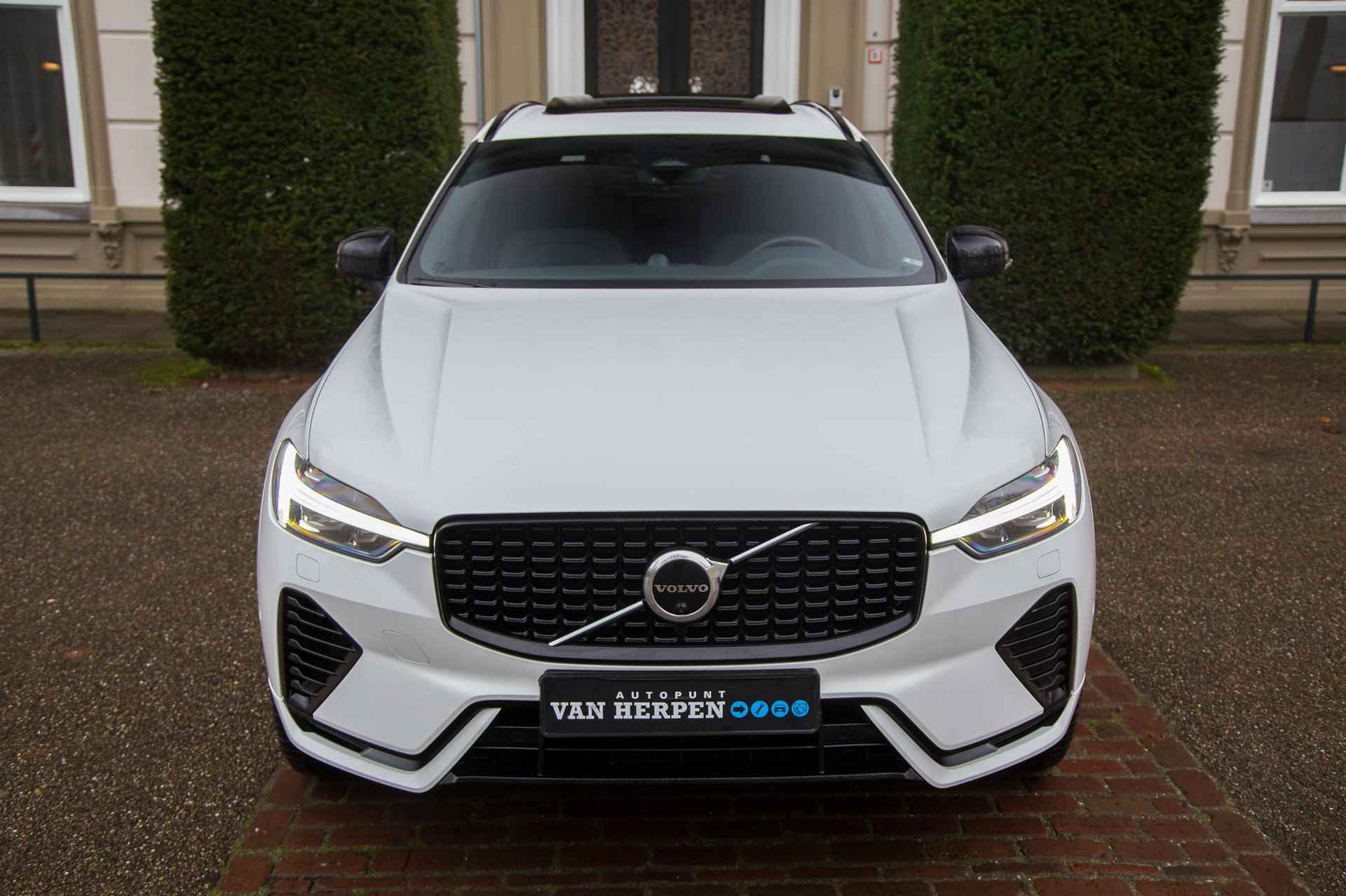 Volvo XC60 2.0 T8 Plug-in hybrid AWD R-Design Trekhaak | Pano | Luchtvering | Bowers & Wilkins - 7/63