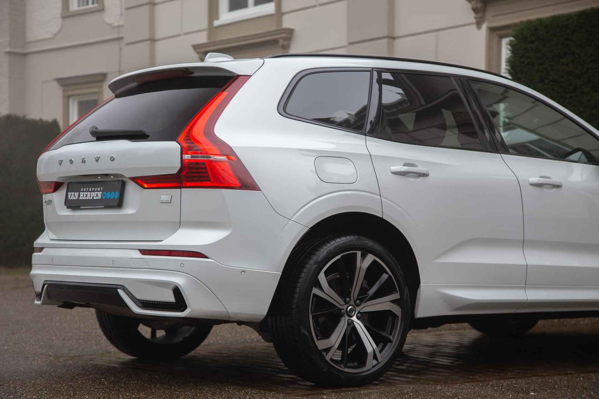 Volvo XC60 2.0 T8 Plug-in hybrid AWD R-Design Trekhaak | Pano | Luchtvering | Bowers & Wilkins - 13/63