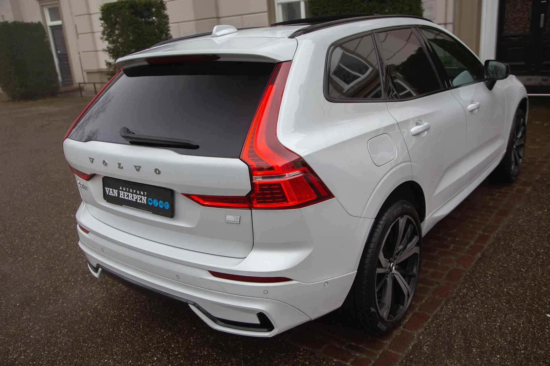 Volvo XC60 2.0 T8 Plug-in hybrid AWD R-Design Trekhaak | Pano | Luchtvering | Bowers & Wilkins - 14/63