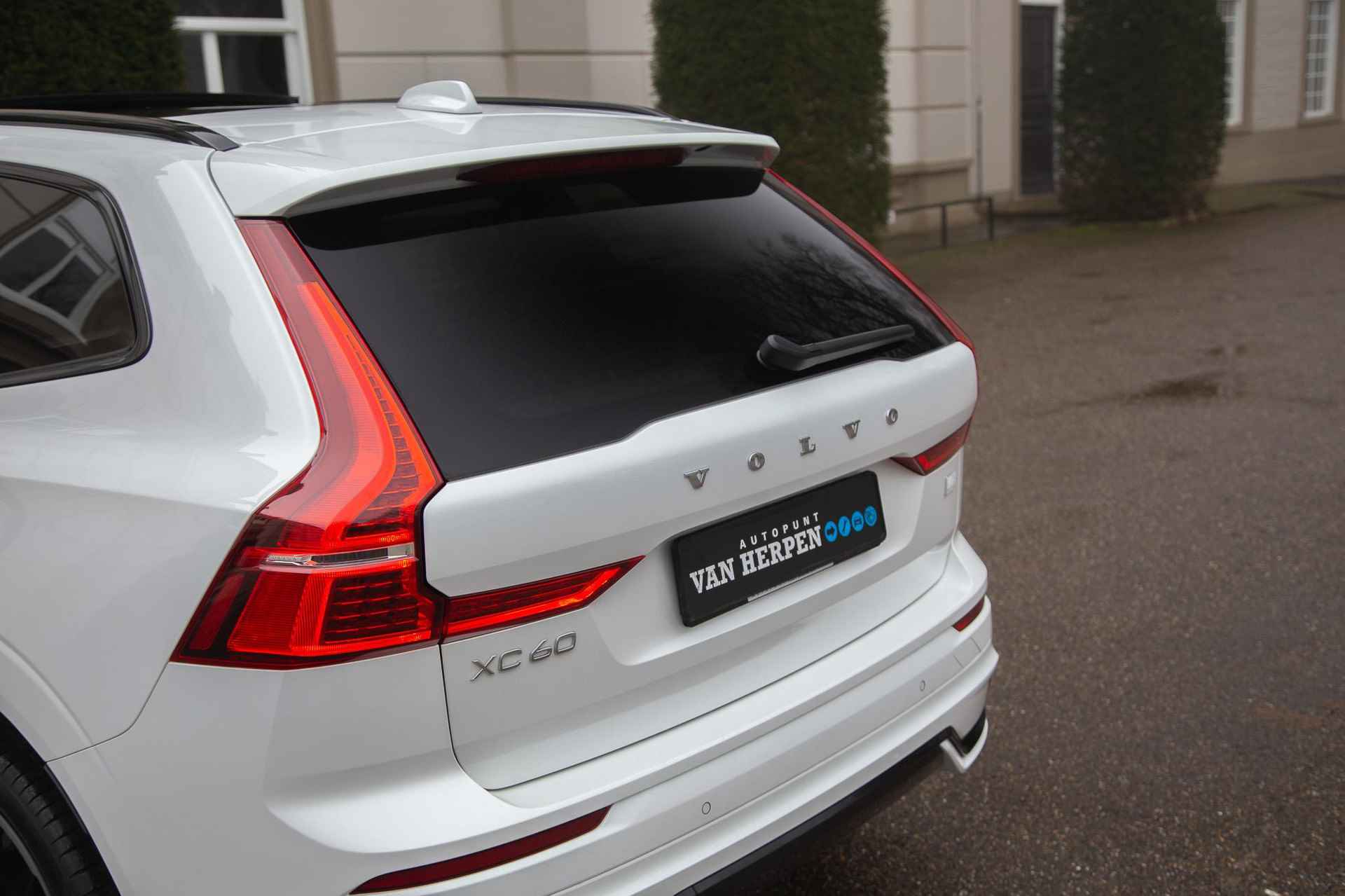 Volvo XC60 2.0 T8 Plug-in hybrid AWD R-Design Trekhaak | Pano | Luchtvering | Bowers & Wilkins - 16/63