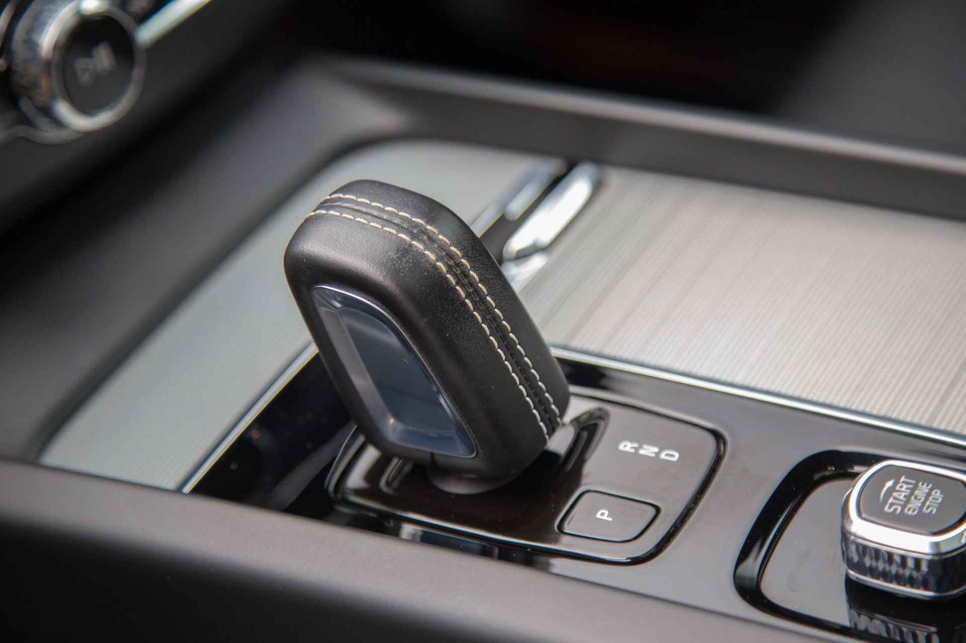 Volvo XC60 2.0 T8 Plug-in hybrid AWD R-Design Trekhaak | Pano | Luchtvering | Bowers & Wilkins - 35/63