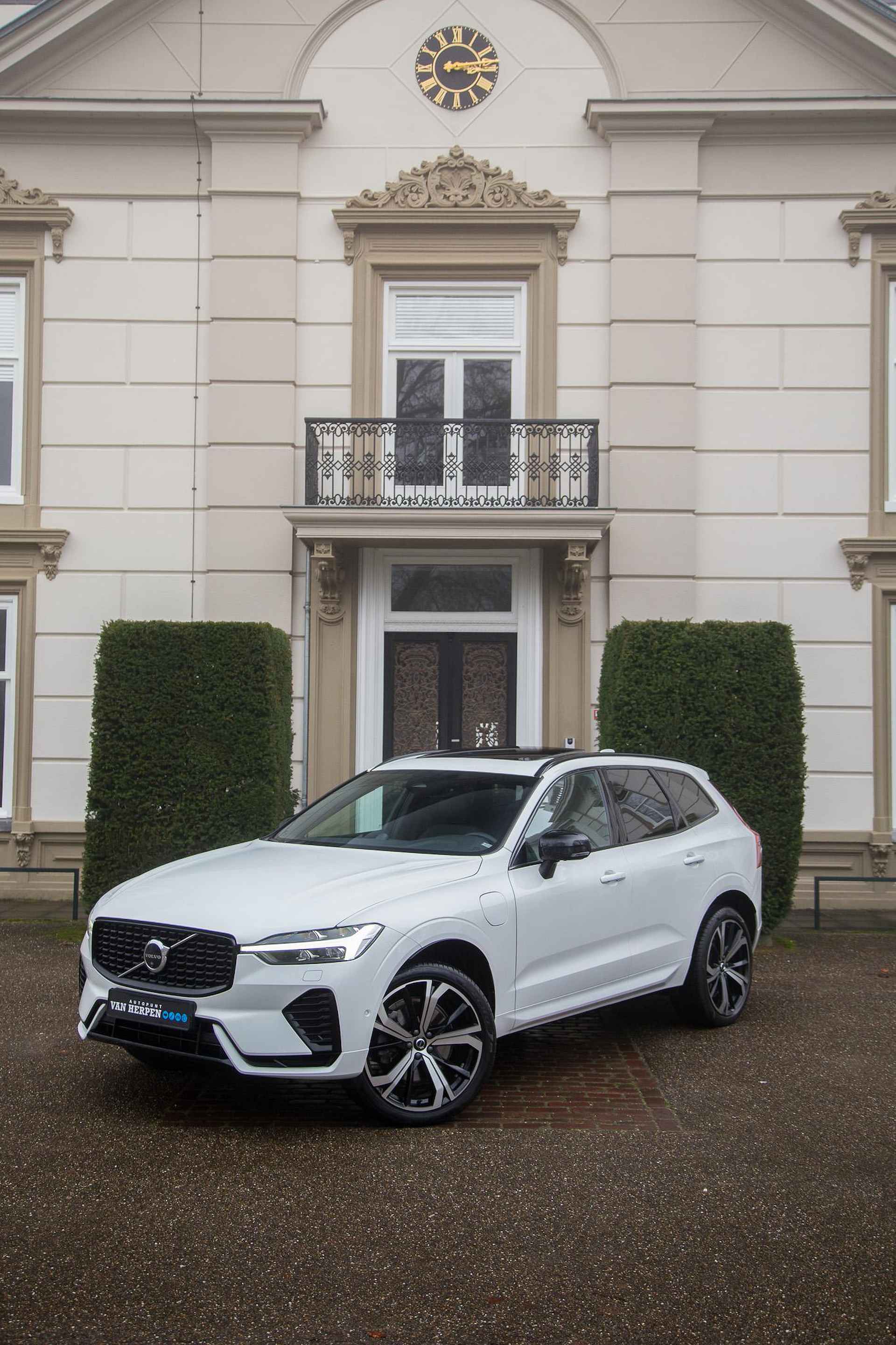 Volvo XC60 2.0 T8 Plug-in hybrid AWD R-Design Trekhaak | Pano | Luchtvering | Bowers & Wilkins - 54/63