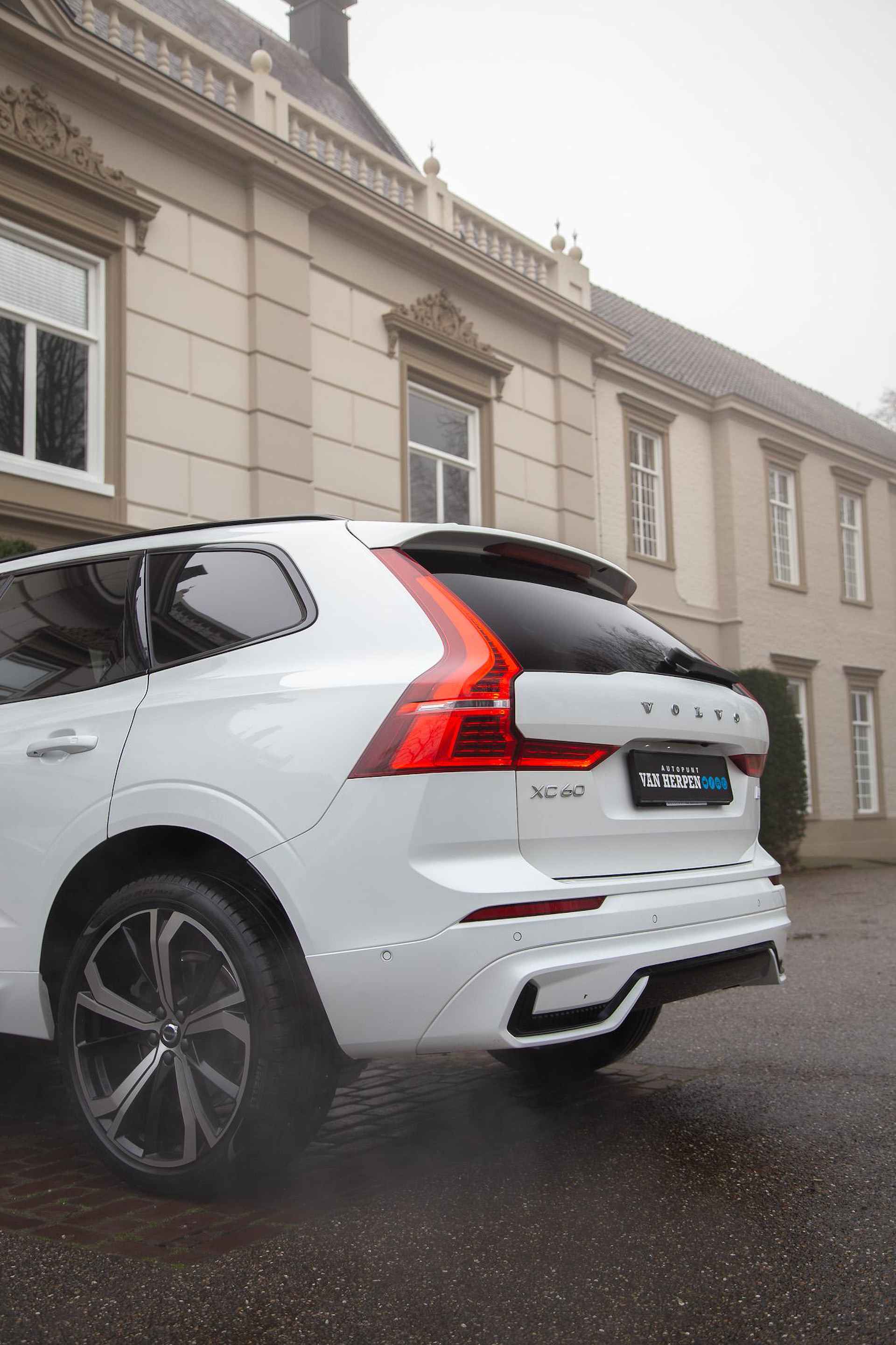 Volvo XC60 2.0 T8 Plug-in hybrid AWD R-Design Trekhaak | Pano | Luchtvering | Bowers & Wilkins - 61/63