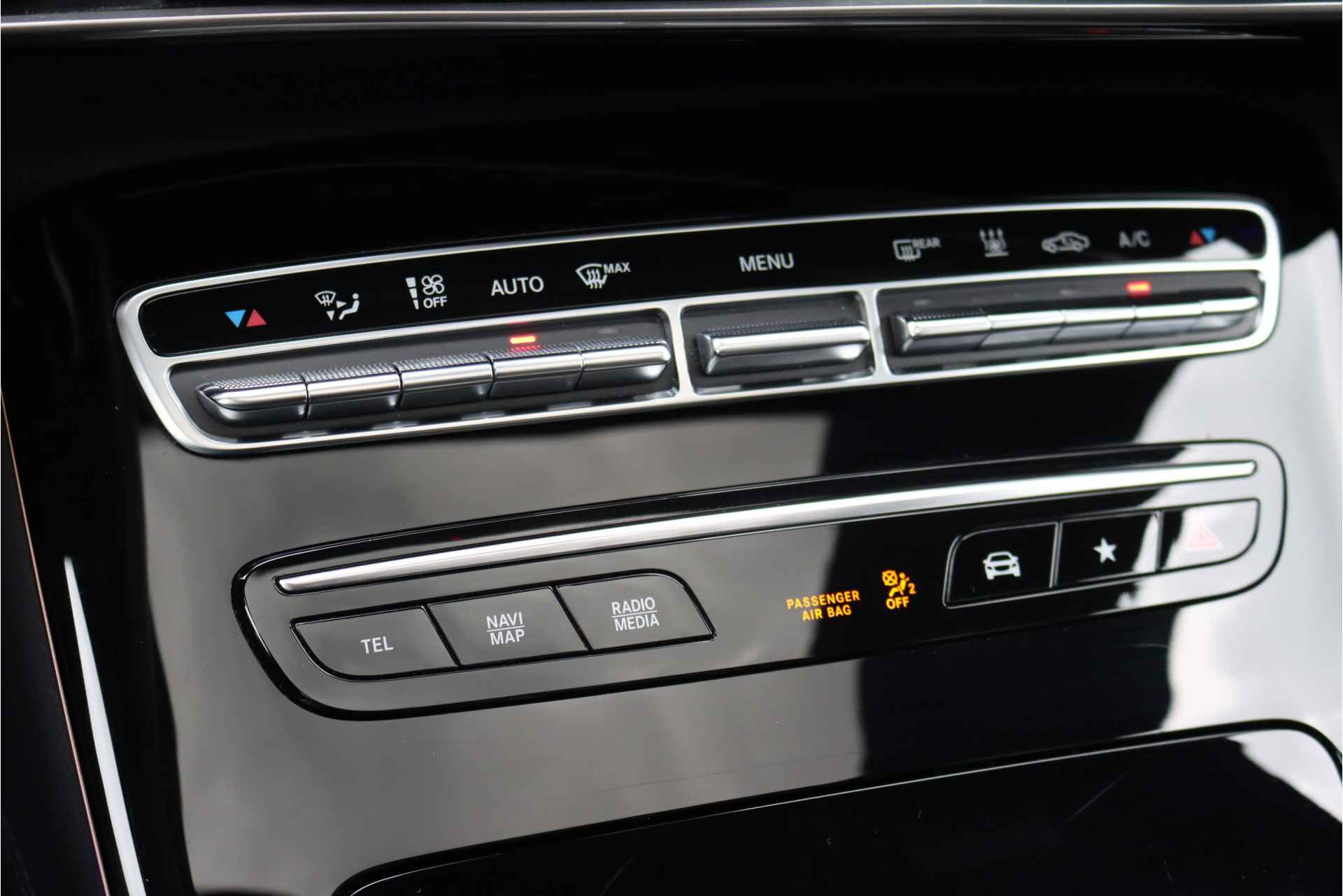 Mercedes-Benz EQC 400 4-MATIC AMG Line 80 kWh, 45.500,- Ex BTW, Schuif-/Kanteldak, Surround Camera, Memory, Leder, Keyless Go, Stuurwielverwarming, Distronic+, Augmented Reality, Voorklimatisering, Etc. - 34/46