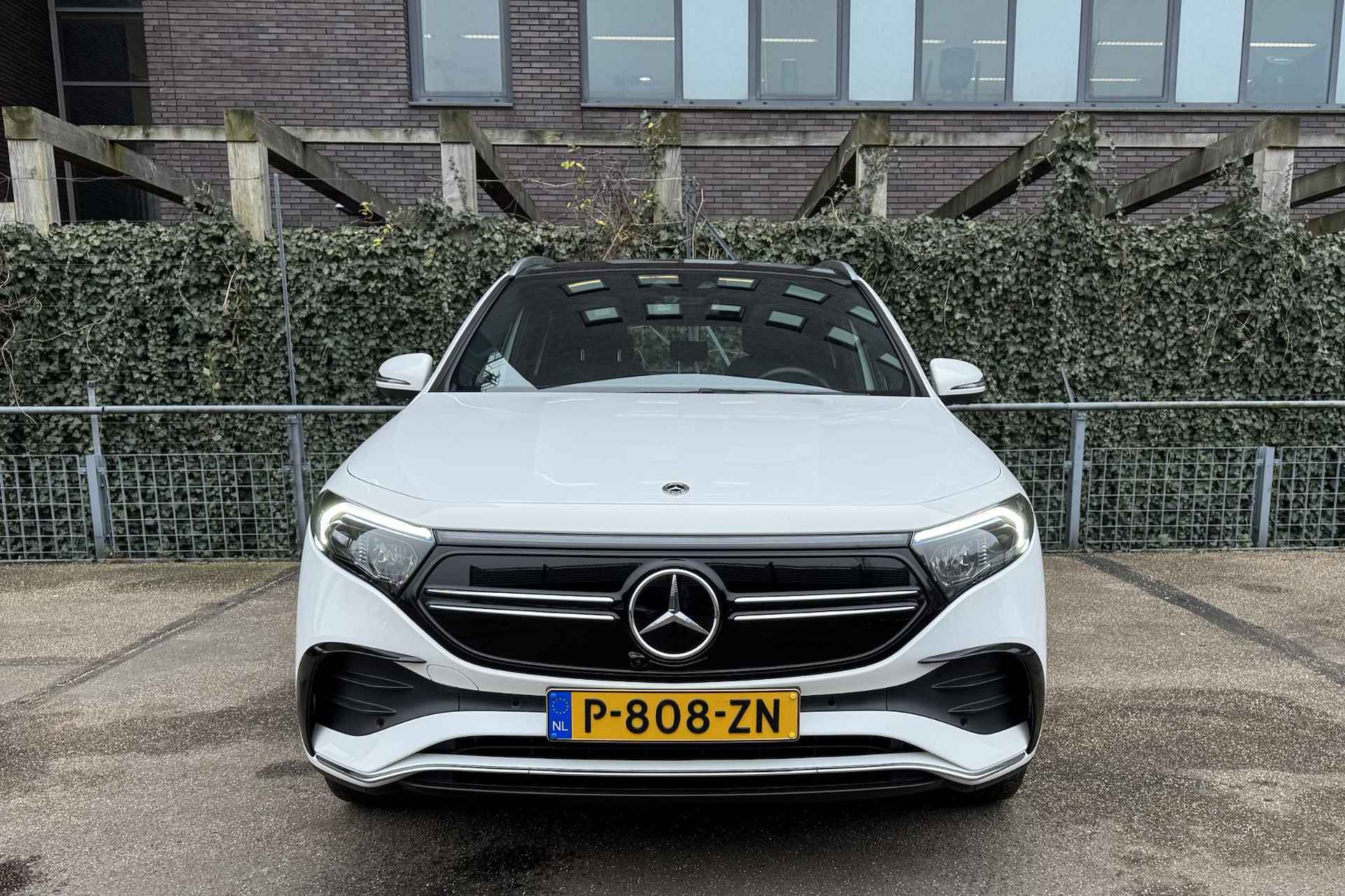 Mercedes-Benz EQA EQA 250 AMG Line | Premium Plus Pakket | Distronic | Panoramadak | Burmester Audio | Sfeerverlichting | Keyless-Go | Memory | Parkeerpakket met 360° Camera | LED - 2/22